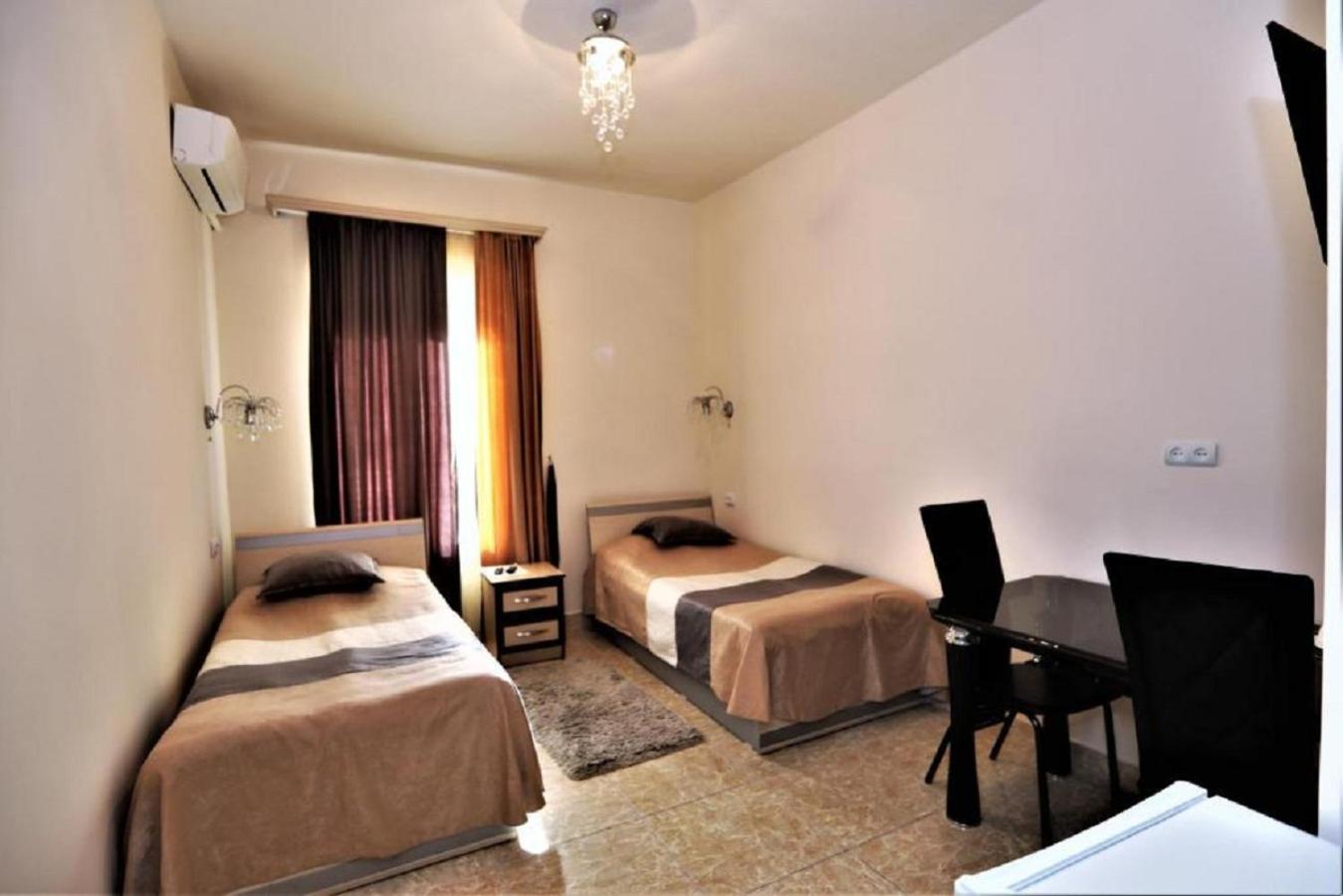 Twin Room with Private Bathroom photo 2