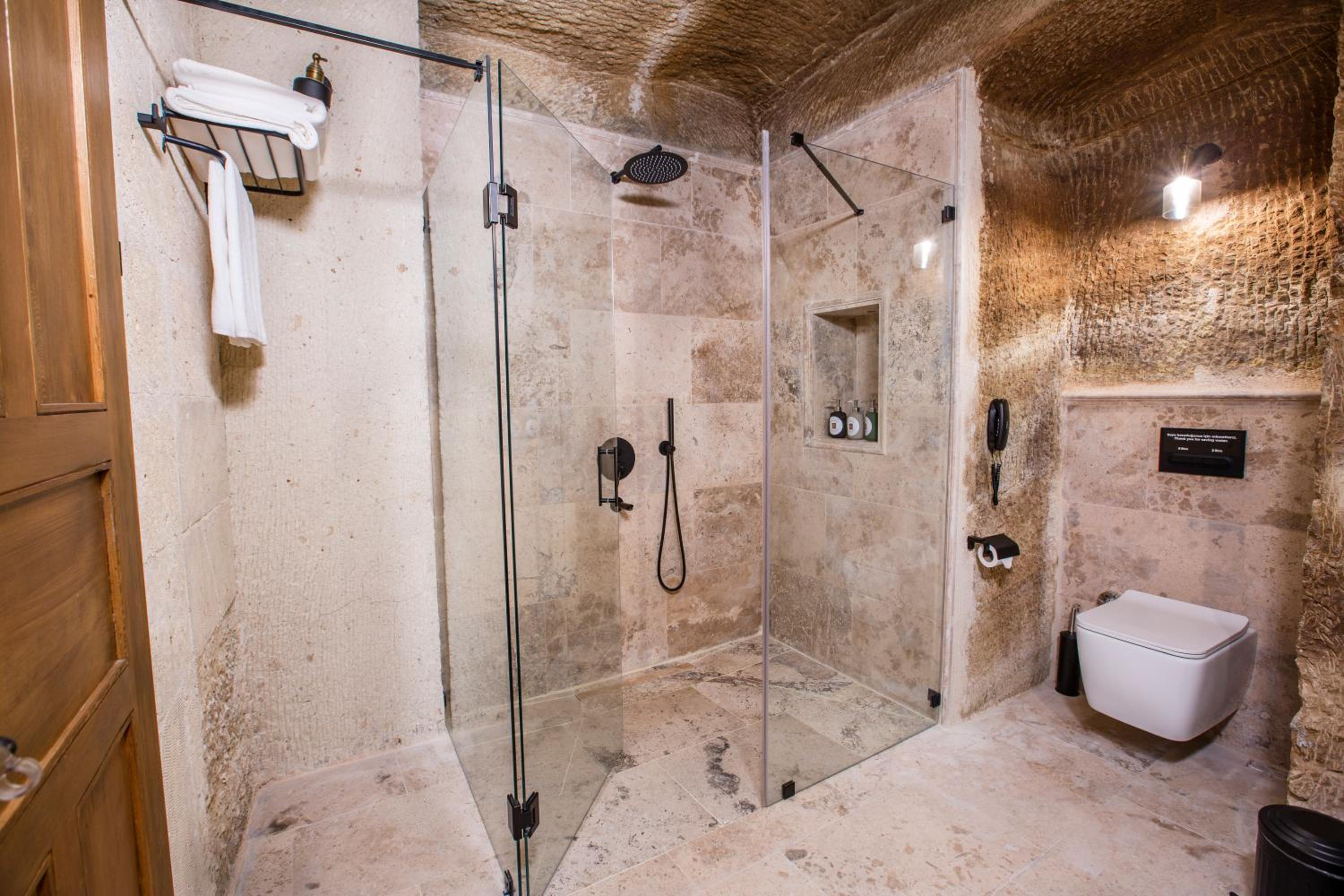 Suite - Photo 16