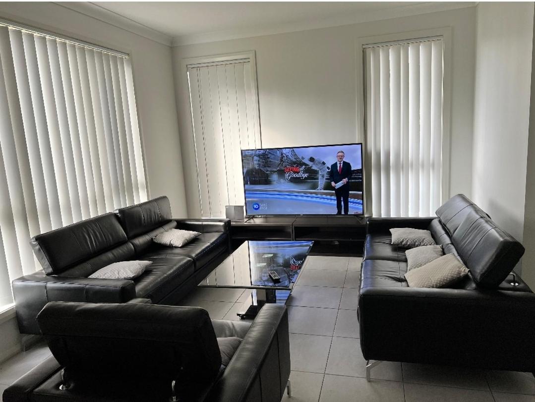 Five-Bedroom House photo 3