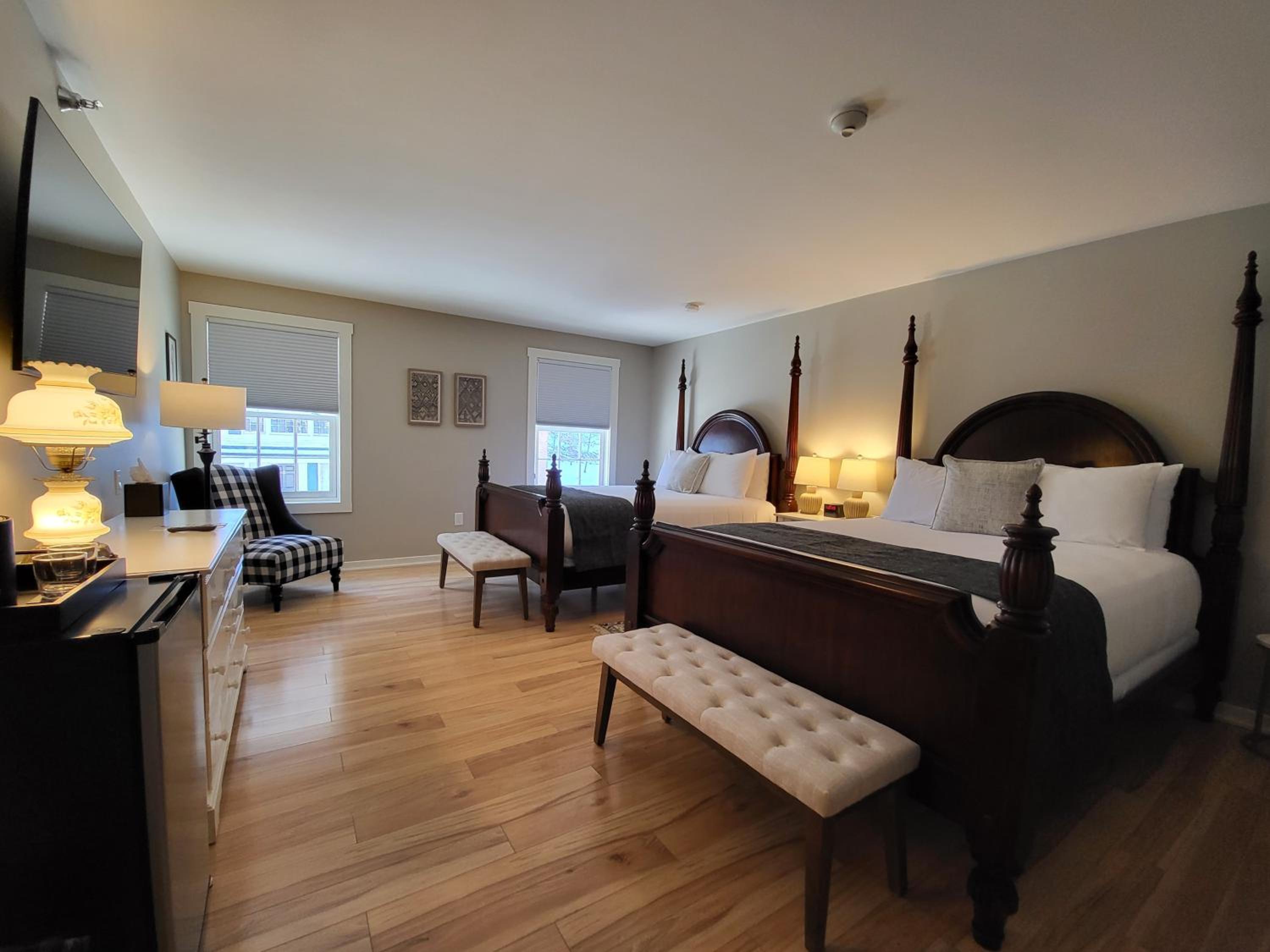 Queen Room with Two Queen Beds - Photo 2