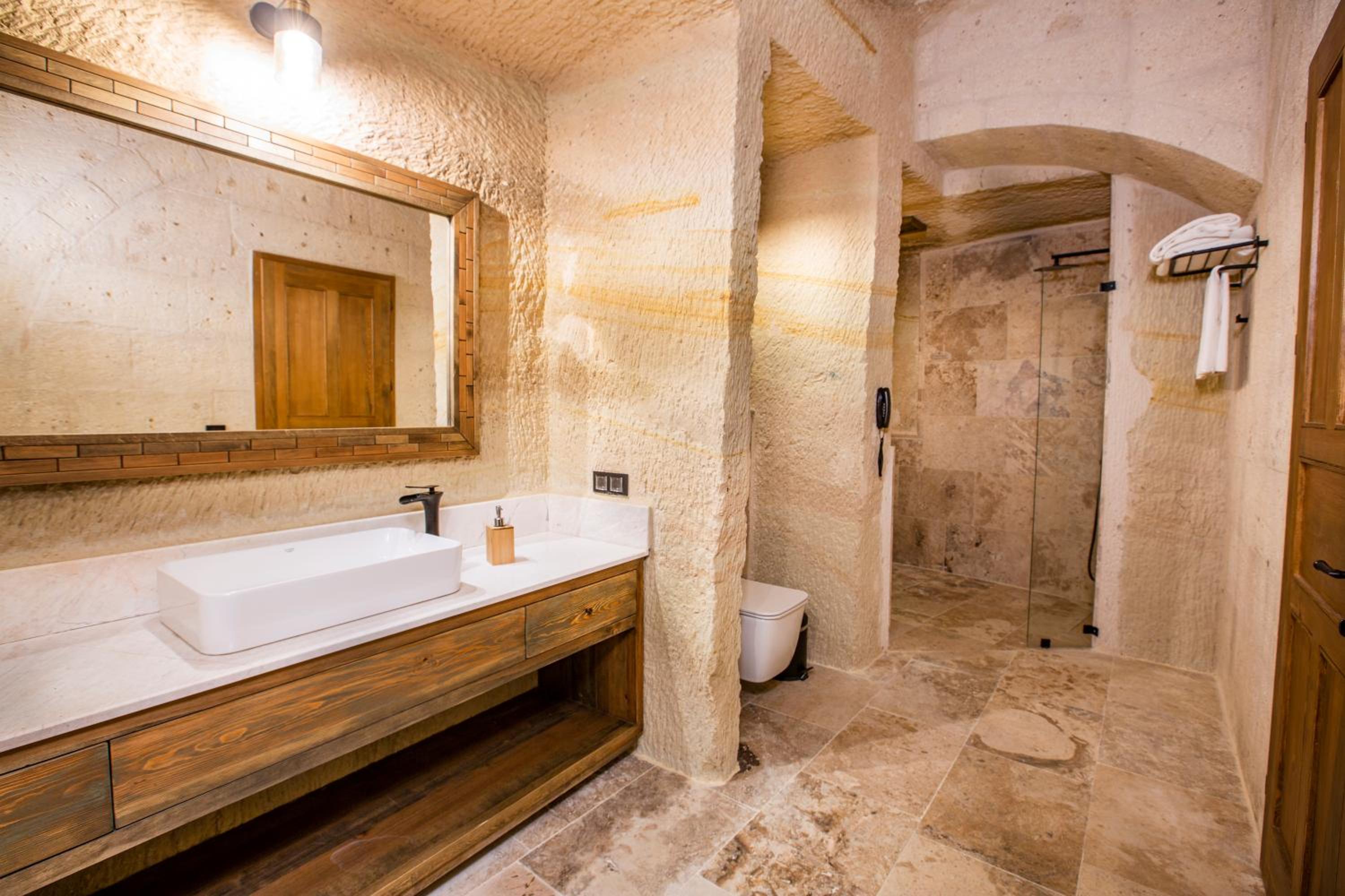 Suite - Photo 27