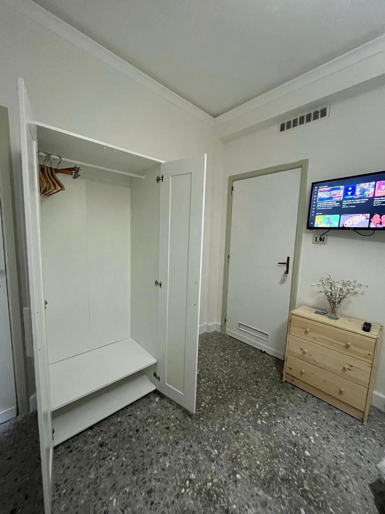 Double Room with Shared Bathroom photo 3