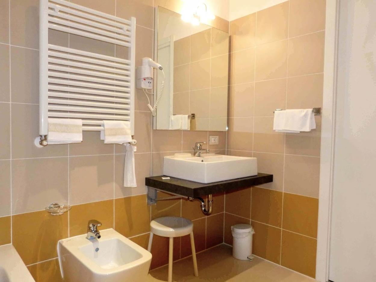 Classic Double Room with Lake view photo 2