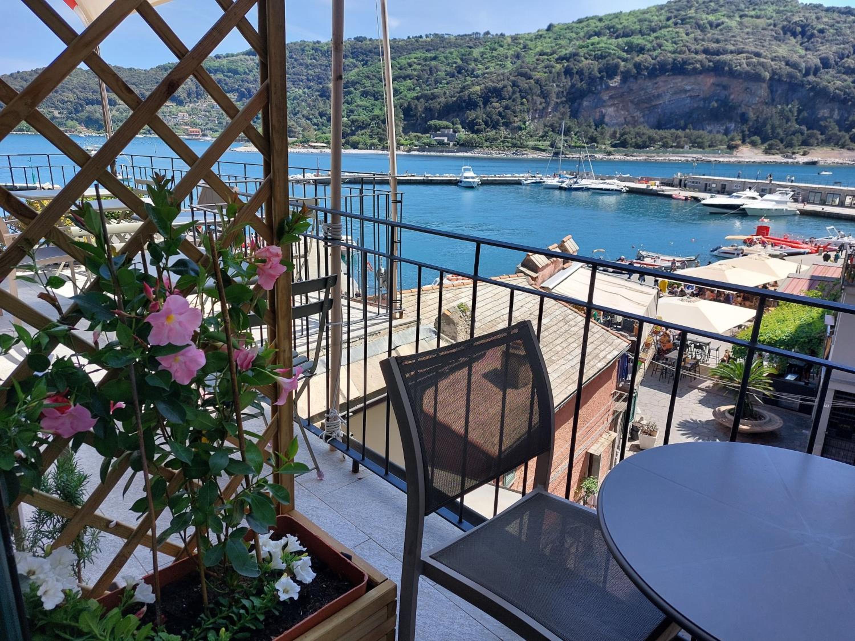 Deluxe Double Room with Balcony and Sea View - Photo 9
