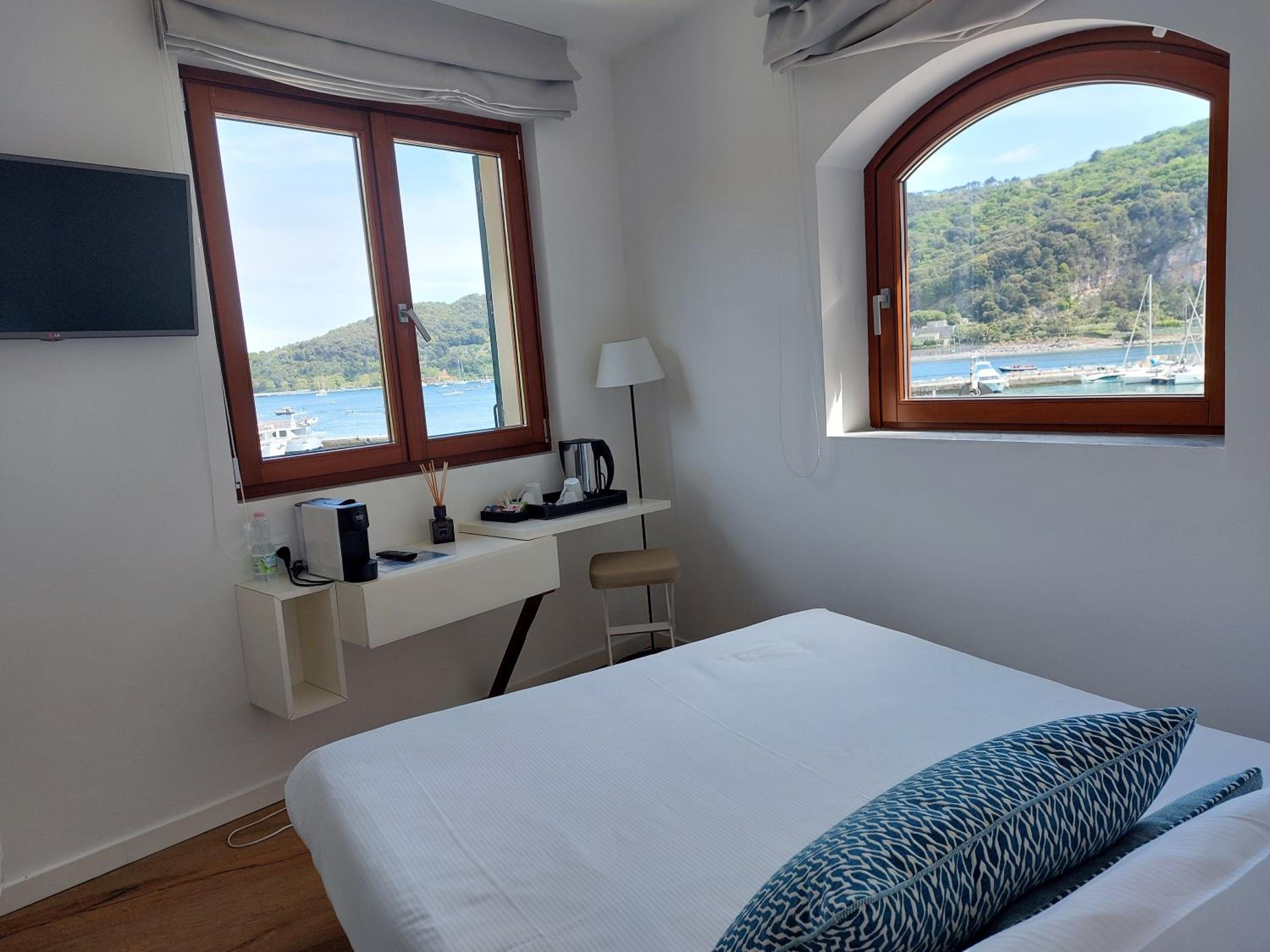 Superior Double Room with Sea View - Photo 3