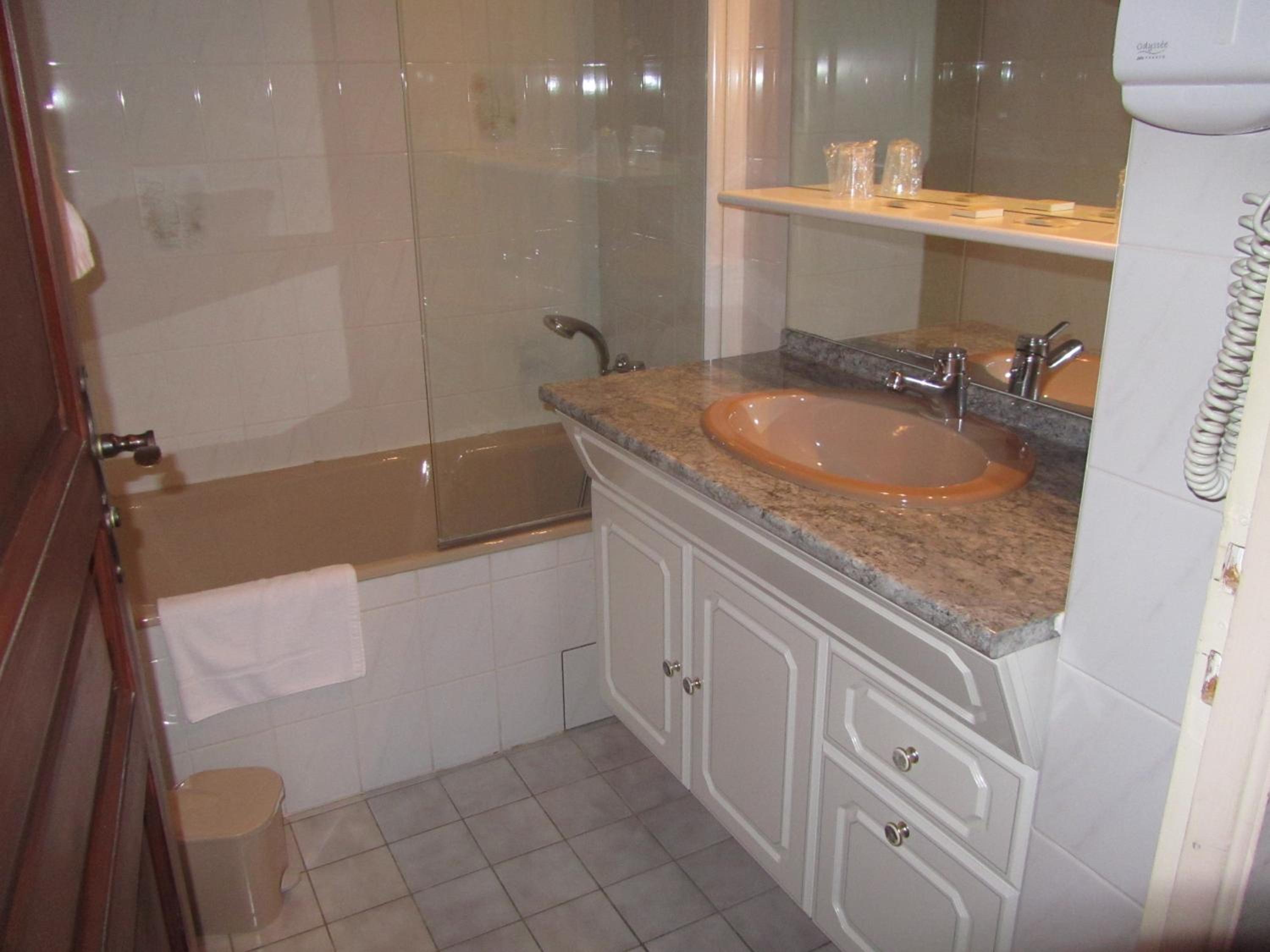 2 Connected Rooms (Family room for 2 Adults & 2 Children) photo 2