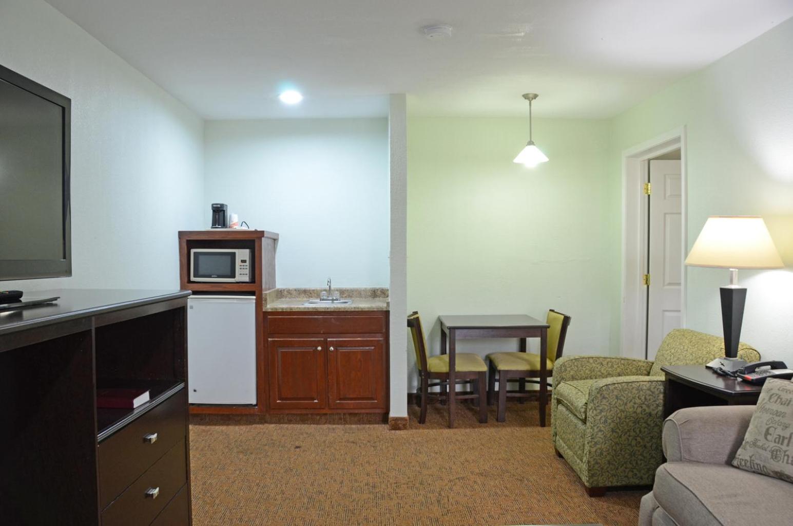 King Suite - Accessible/Non-Smoking photo 1