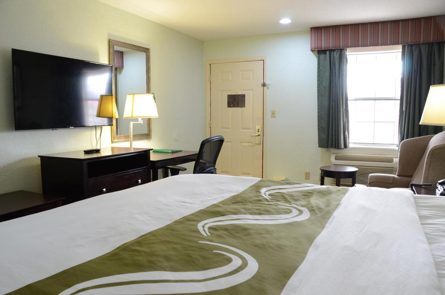 King Room - Non-Smoking photo 2
