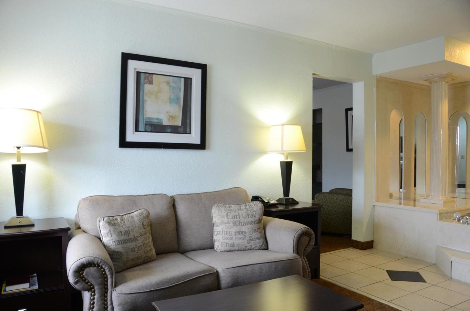 King Suite - Accessible/Non-Smoking photo 2