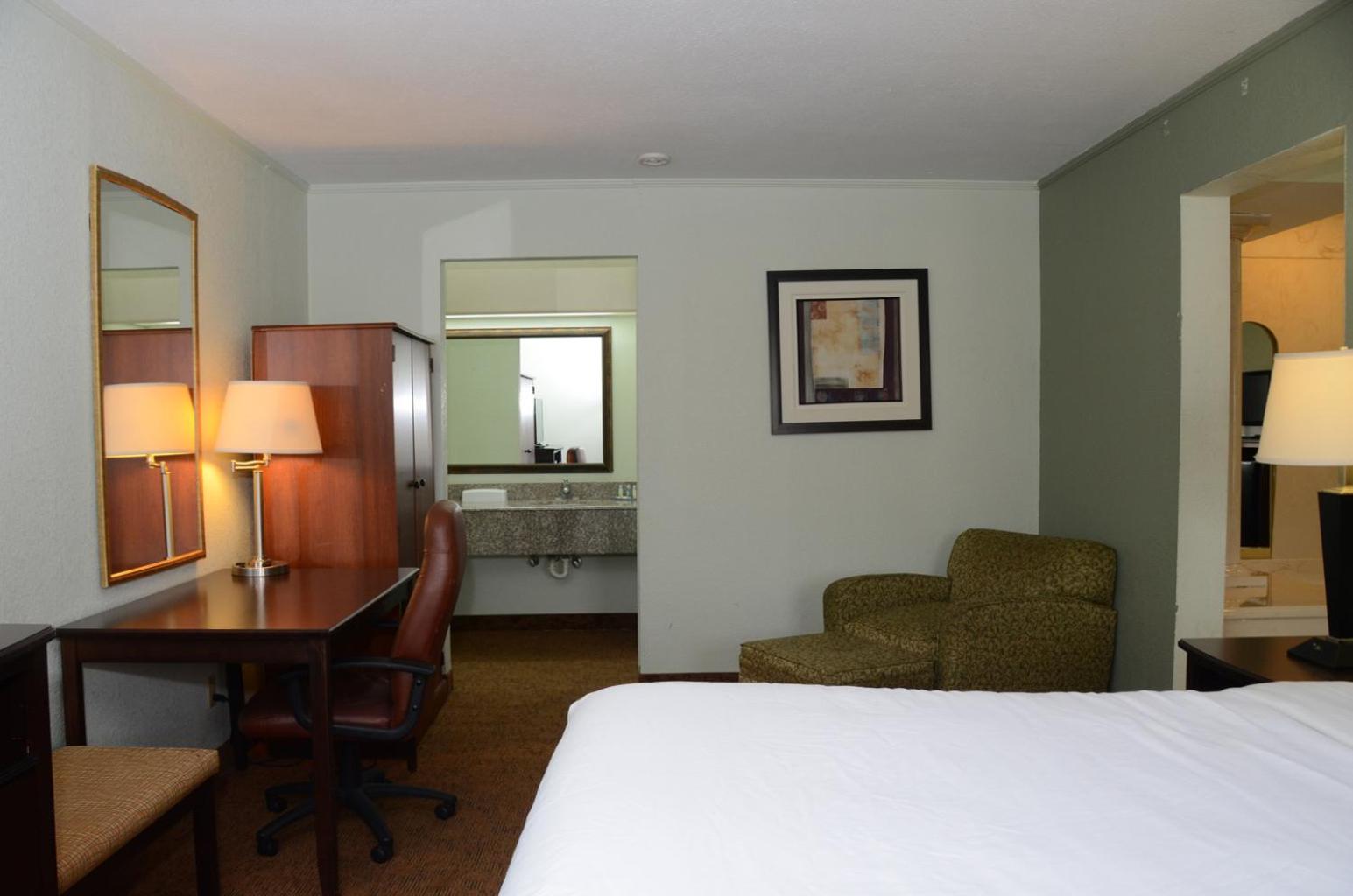 King Suite - Accessible/Non-Smoking photo 3