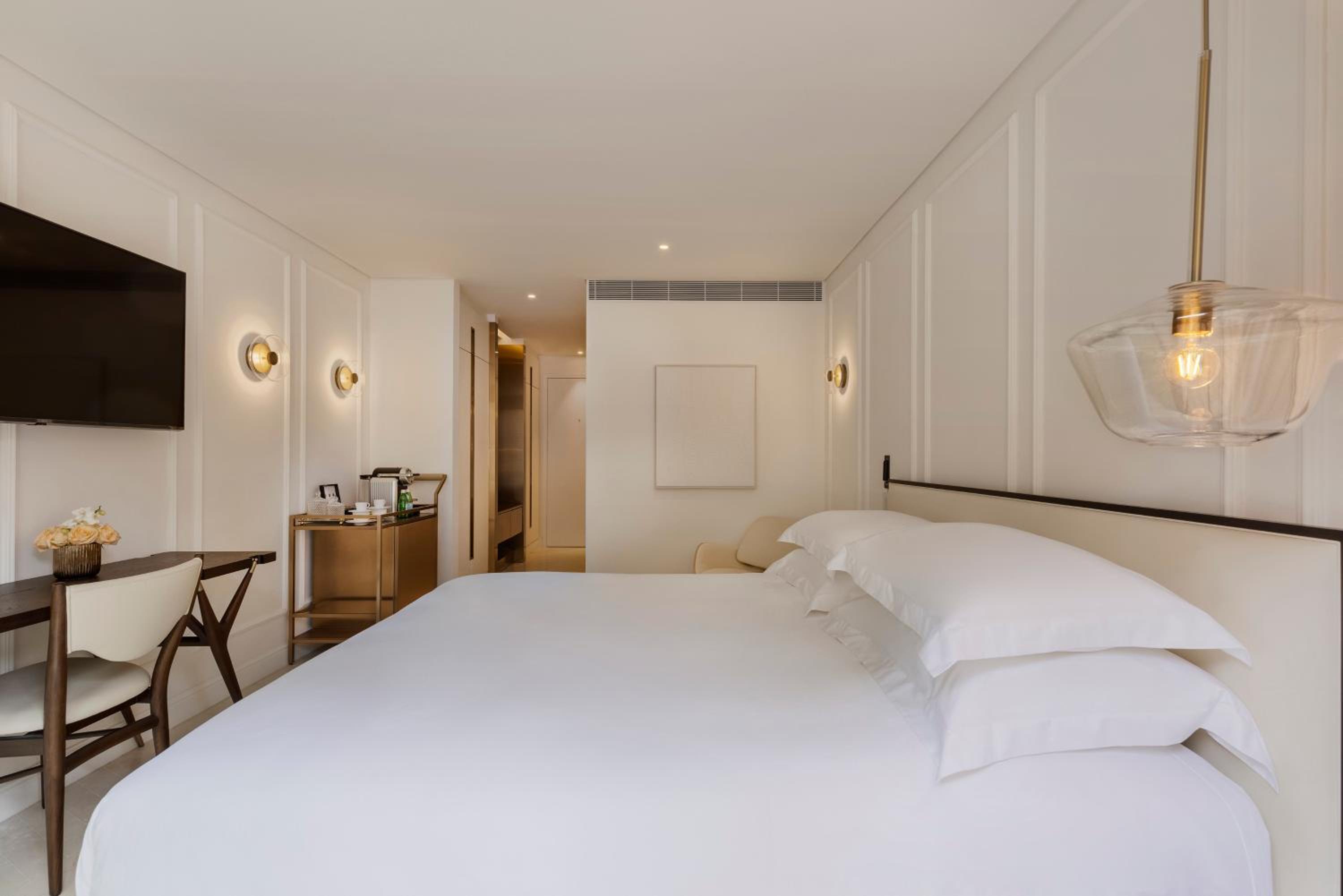Superior Room with One King Bed or Twin Beds - Photo 6
