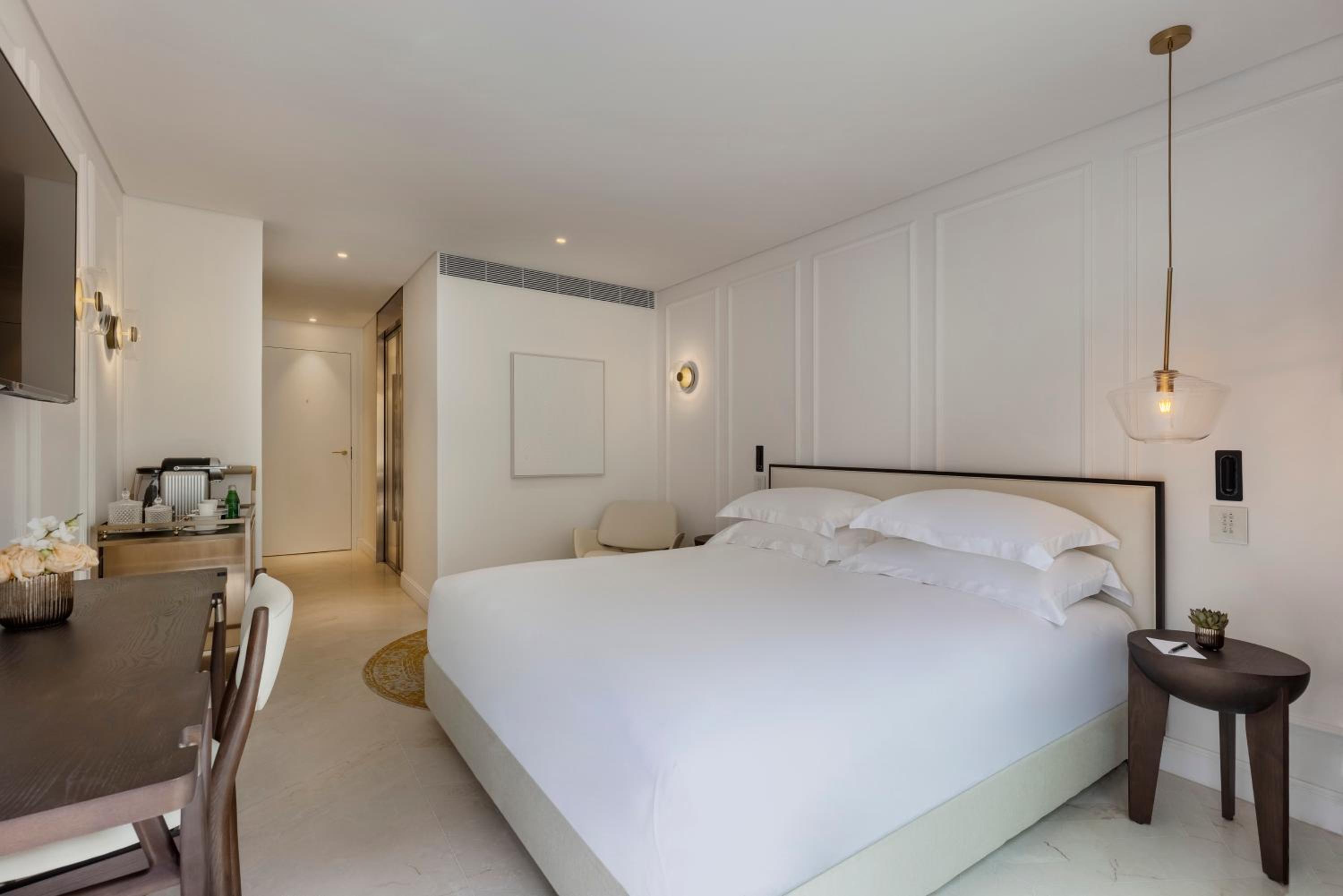 Superior Room with One King Bed or Twin Beds - Photo 5