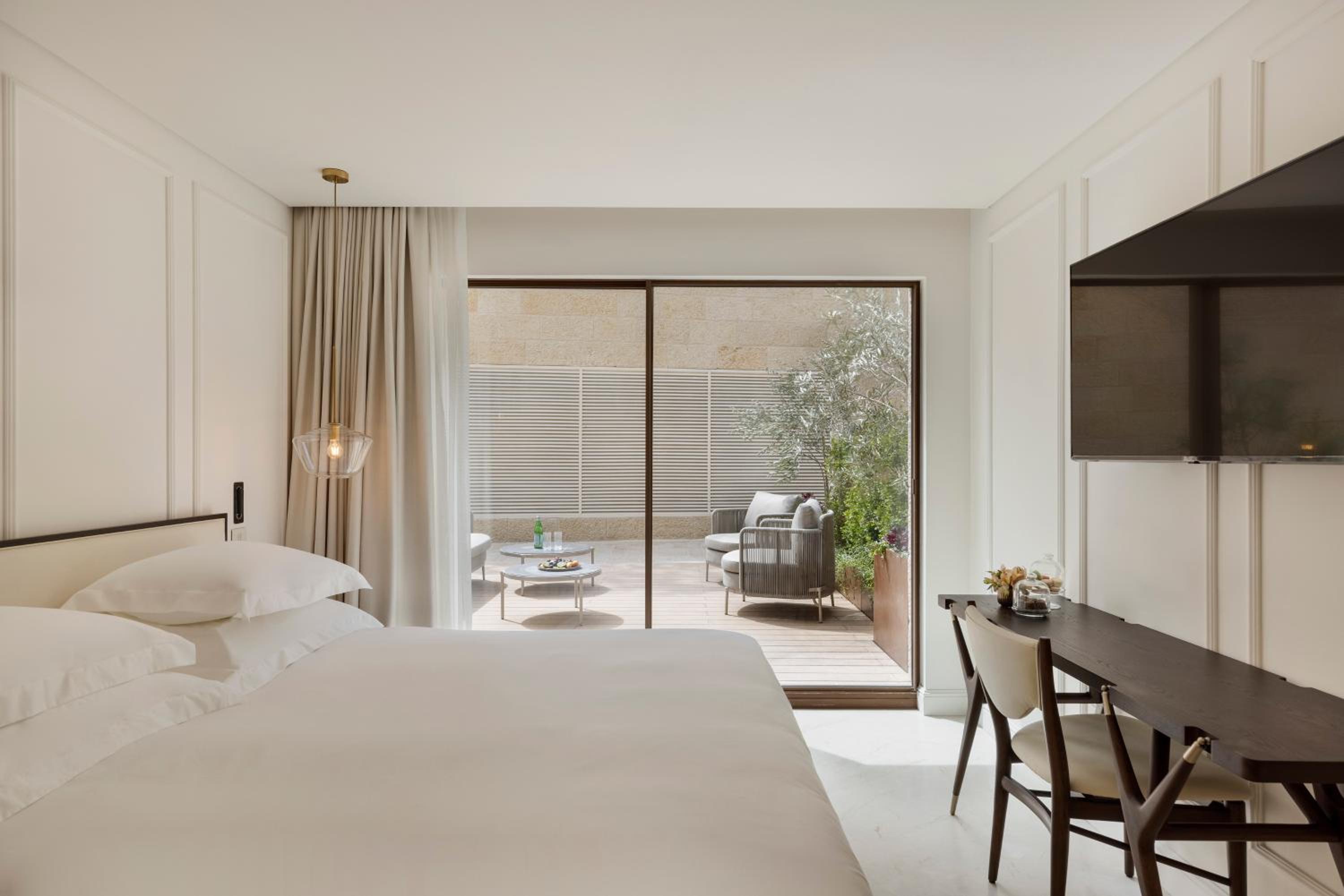 Terrace Room with One King Bed or Twin Beds - Garden Side - Photo 7