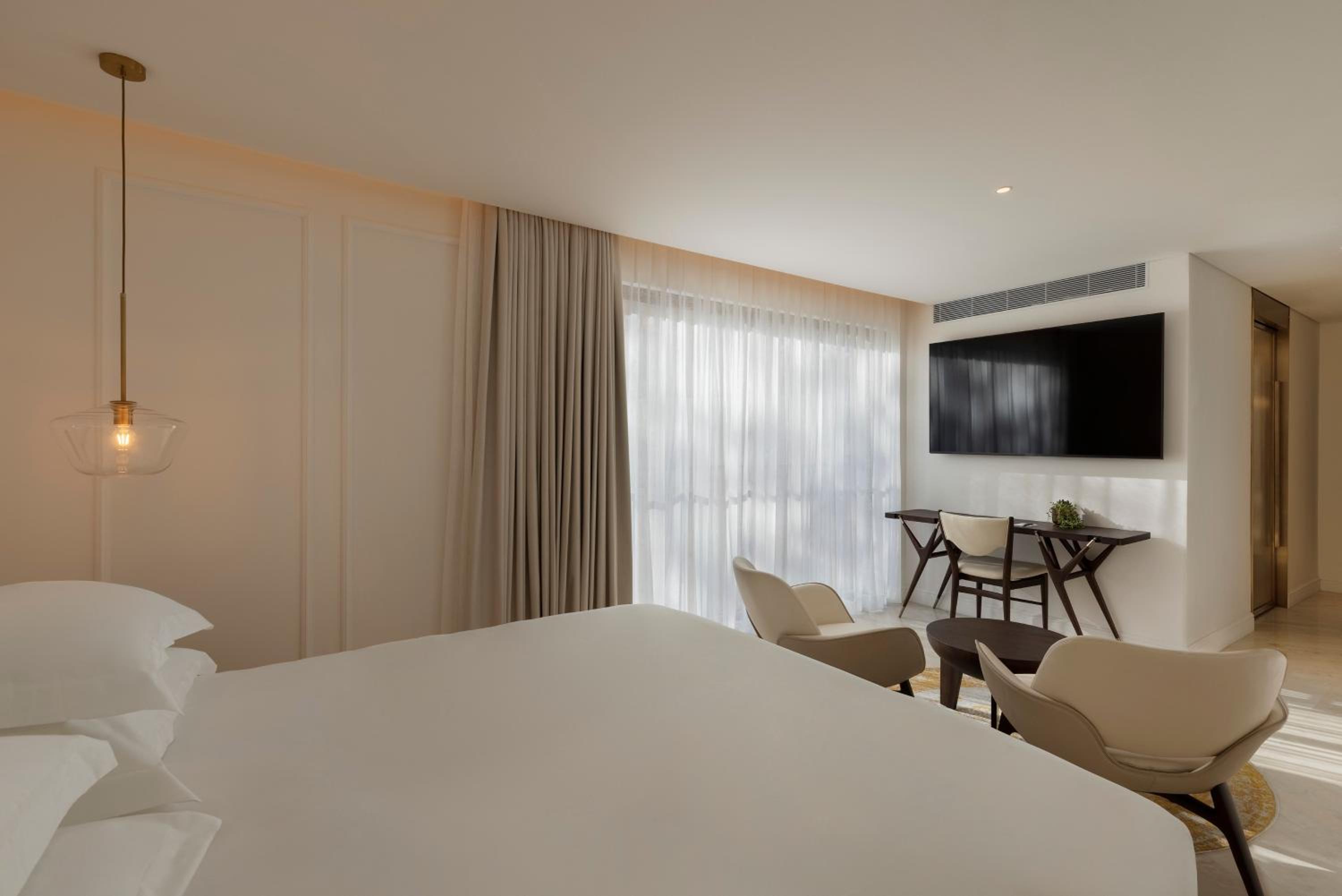 Deluxe Room with One King Bed or Twin Beds - Photo 7