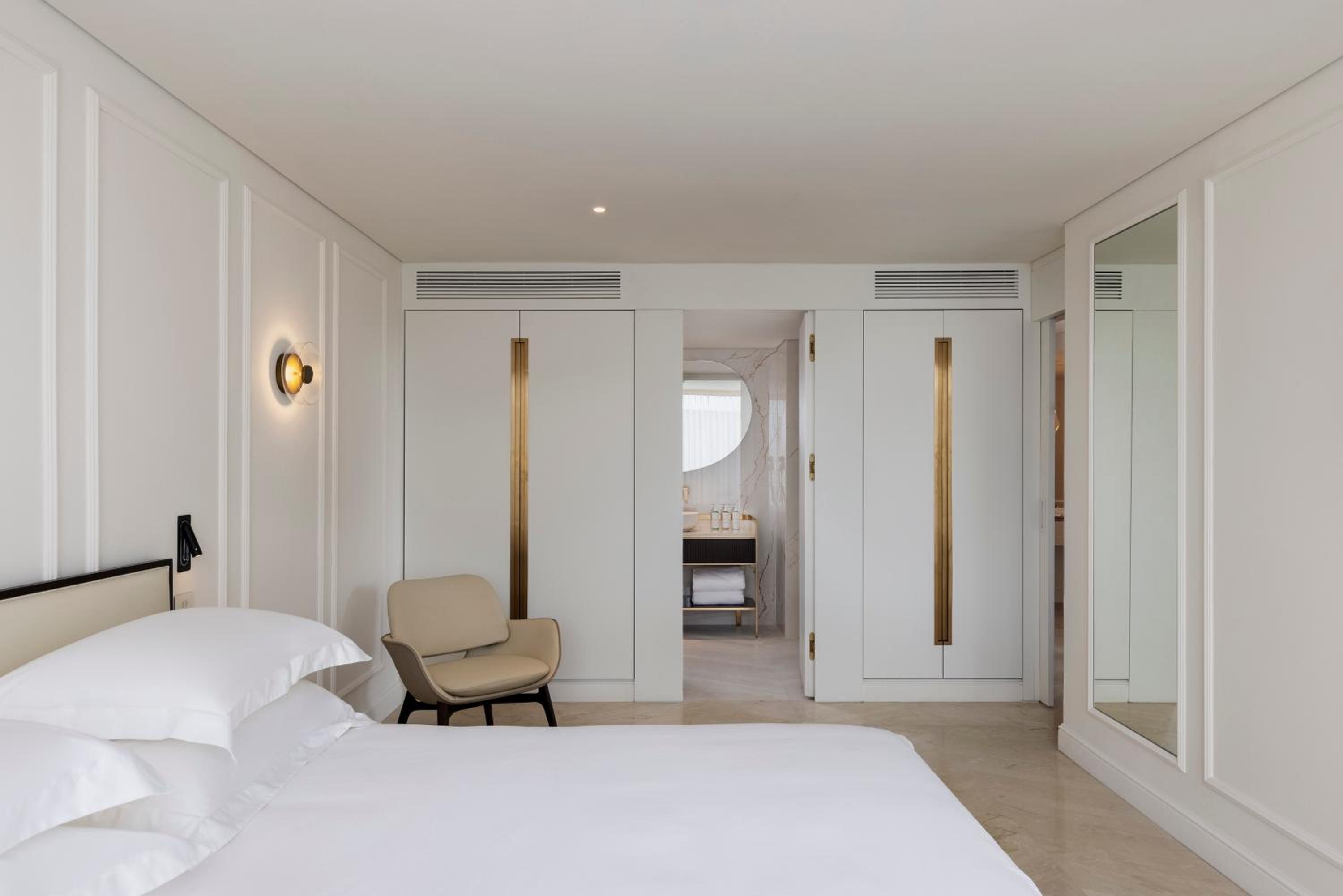 One Bedroom Suite with One King Bed or Twin Beds and Sofa Bed - Photo 10