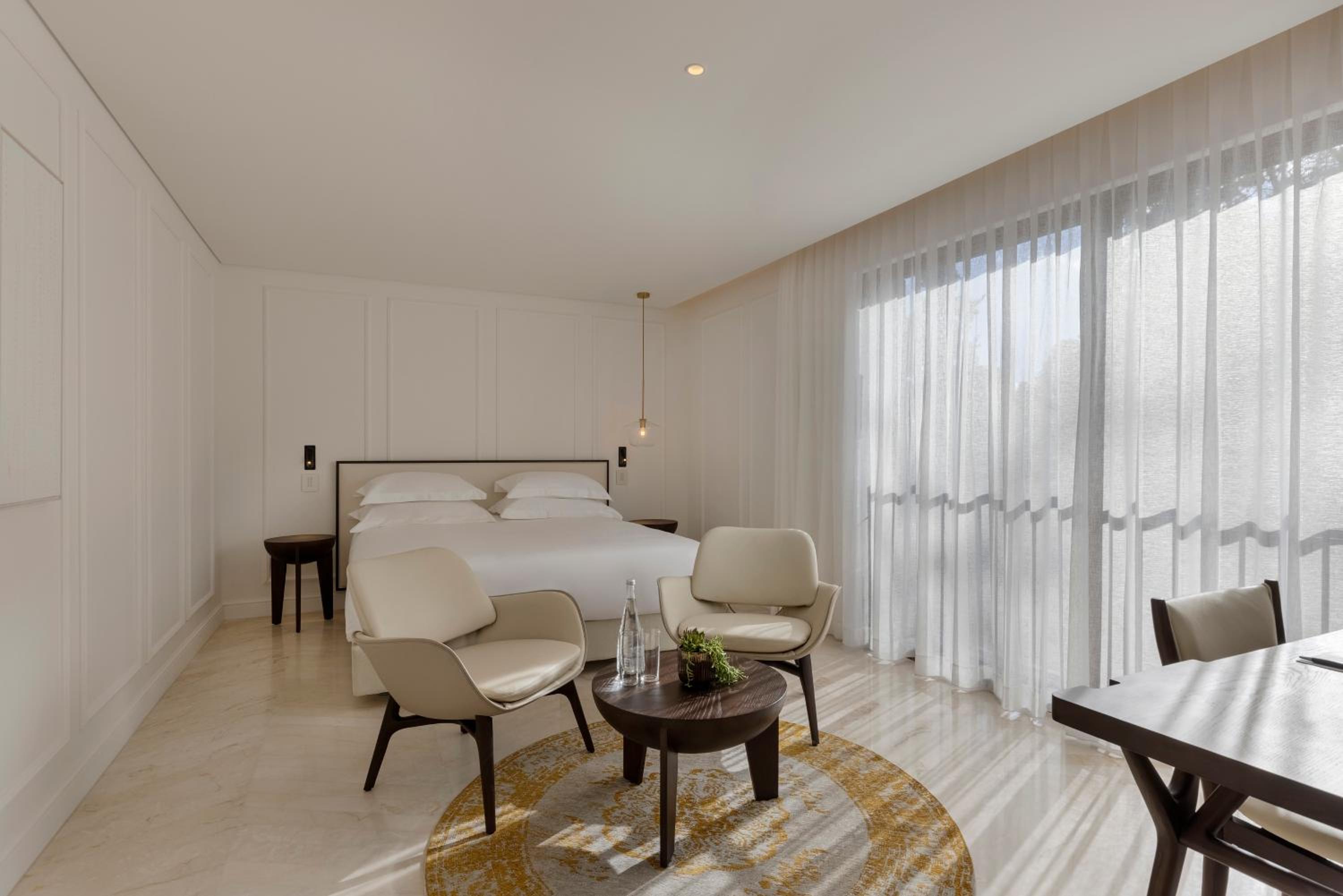 Deluxe Room with One King Bed or Twin Beds - Photo 5