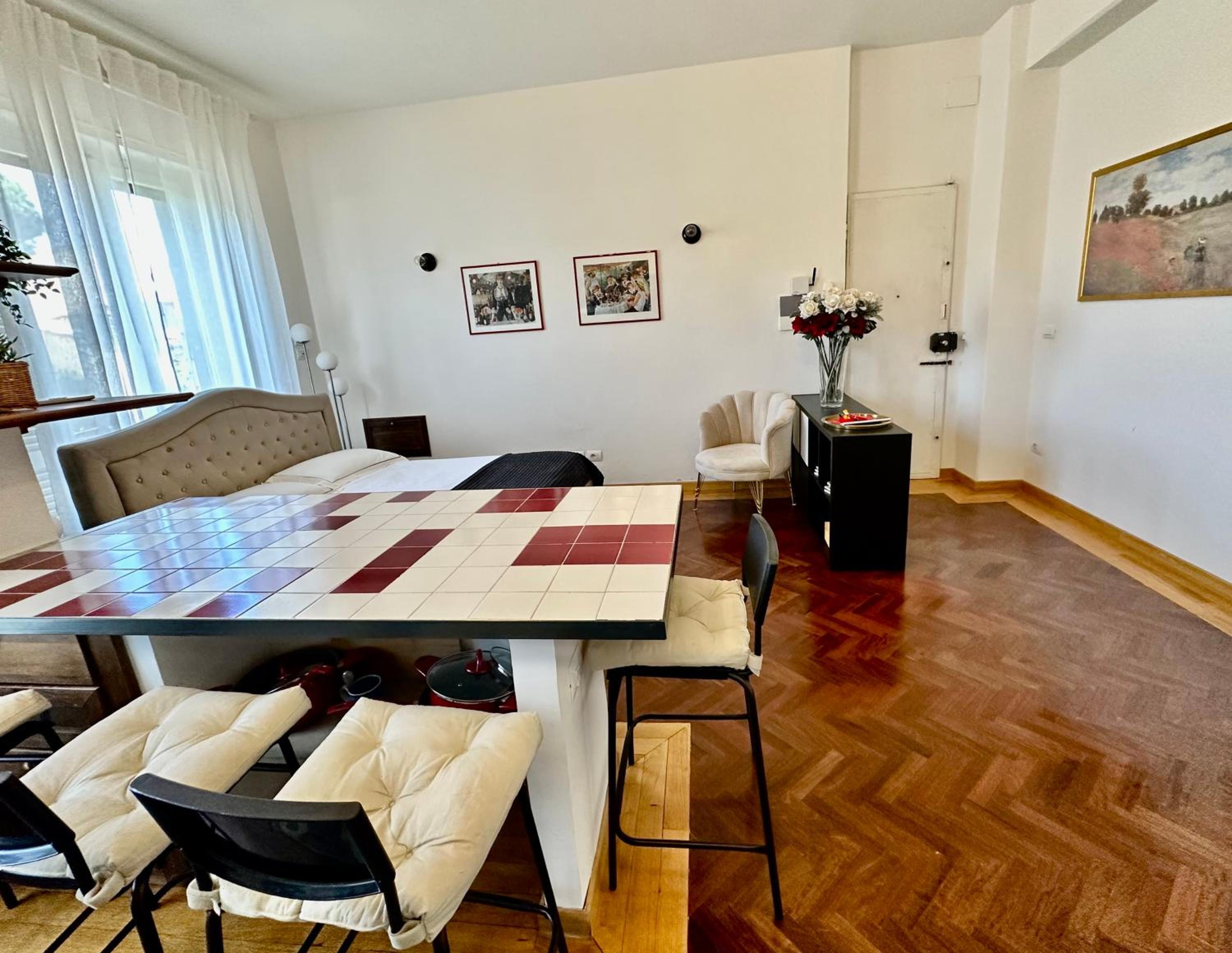 One-Bedroom Apartment photo 2