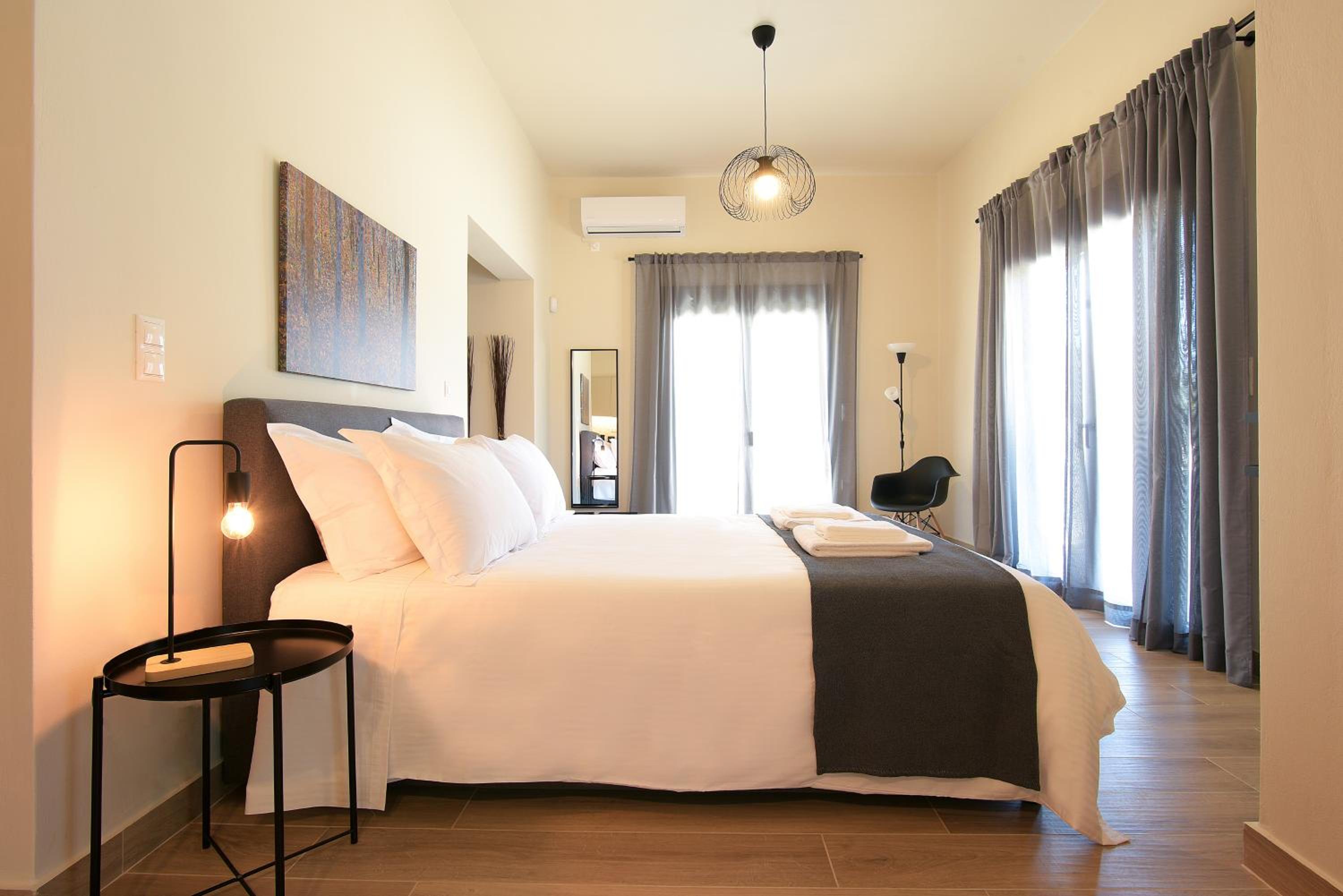 Deluxe King Room - Photo 7