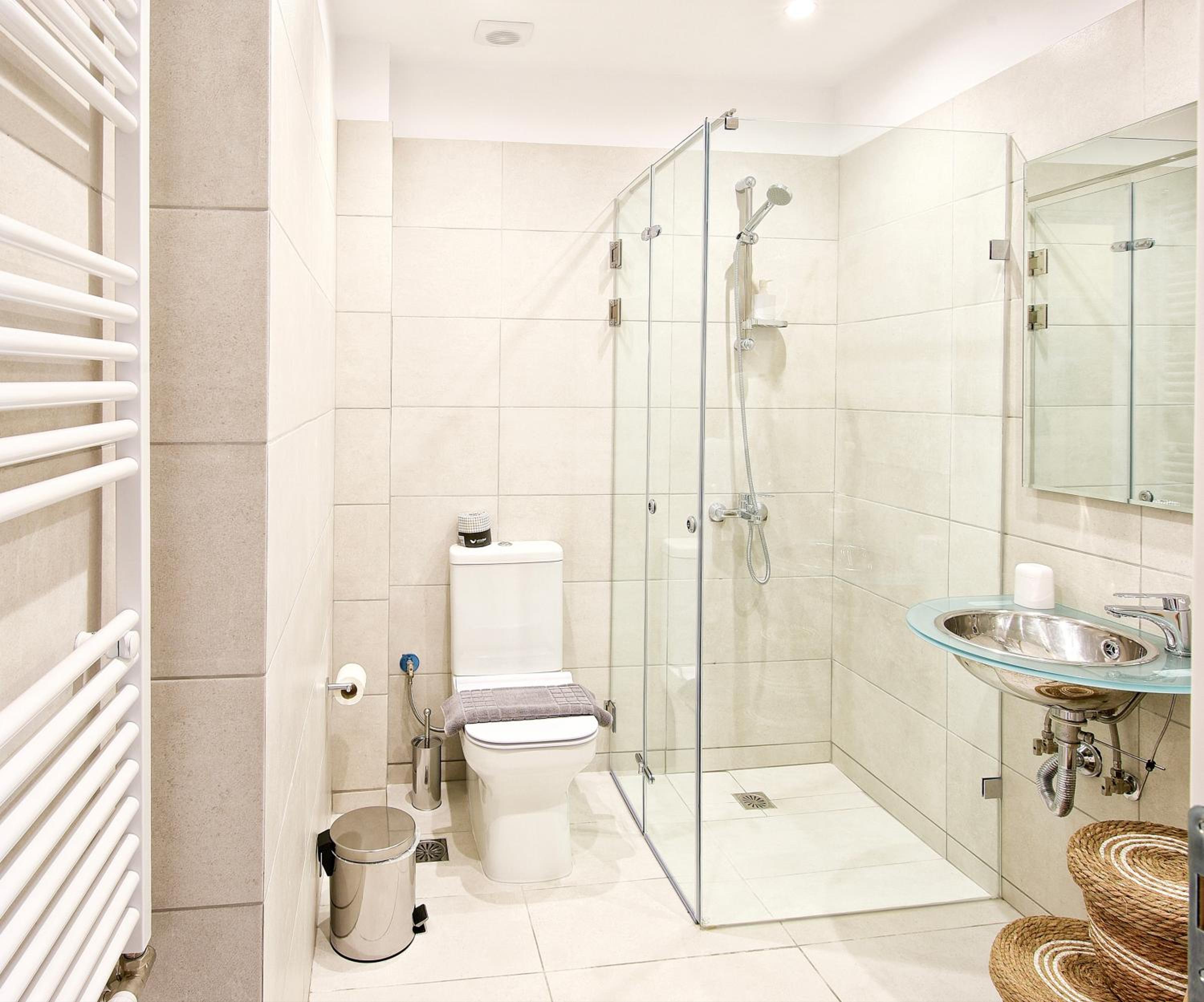 Deluxe King Room - Photo 9