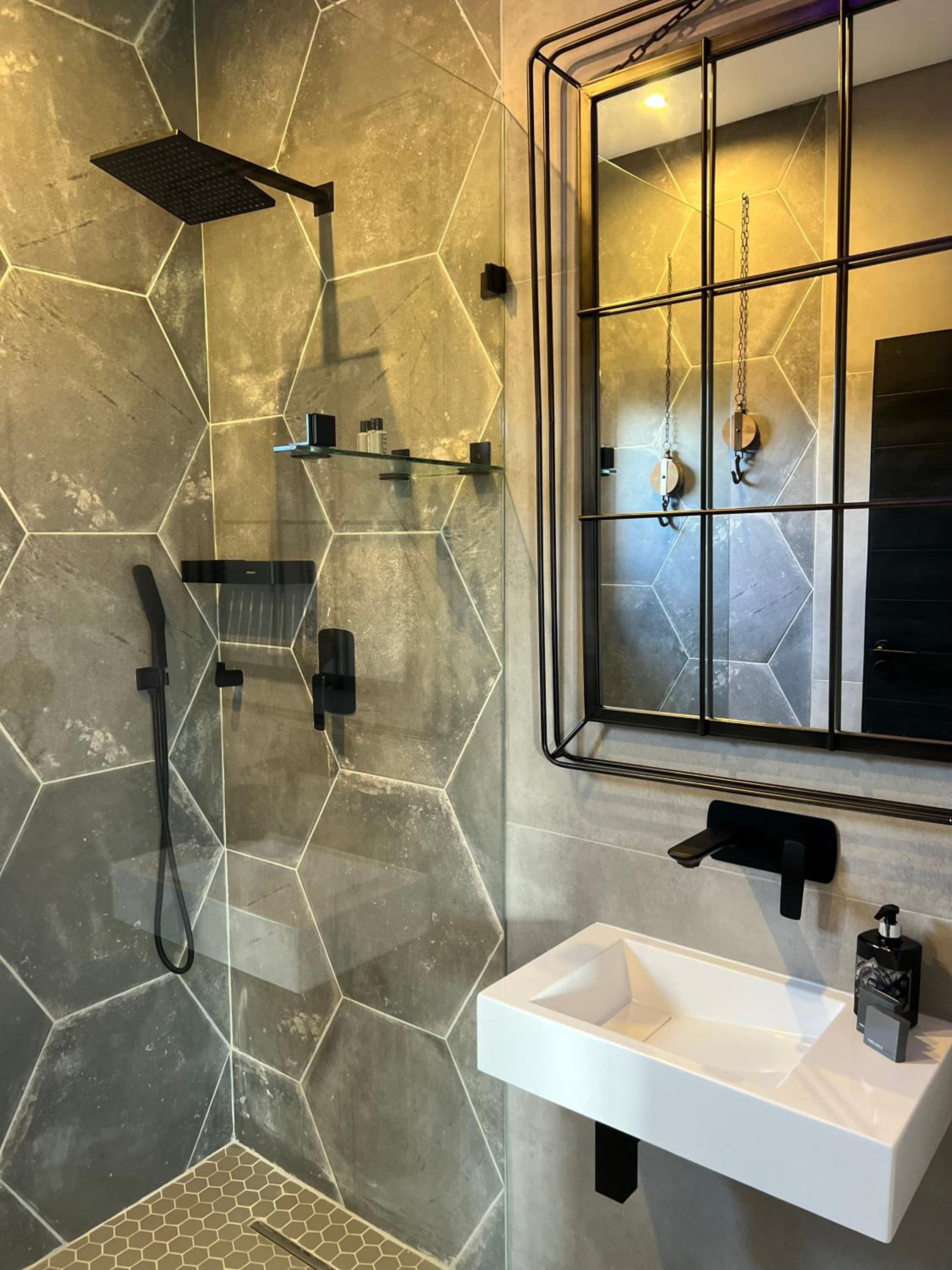 Deluxe Double Room with Shower - Photo 6