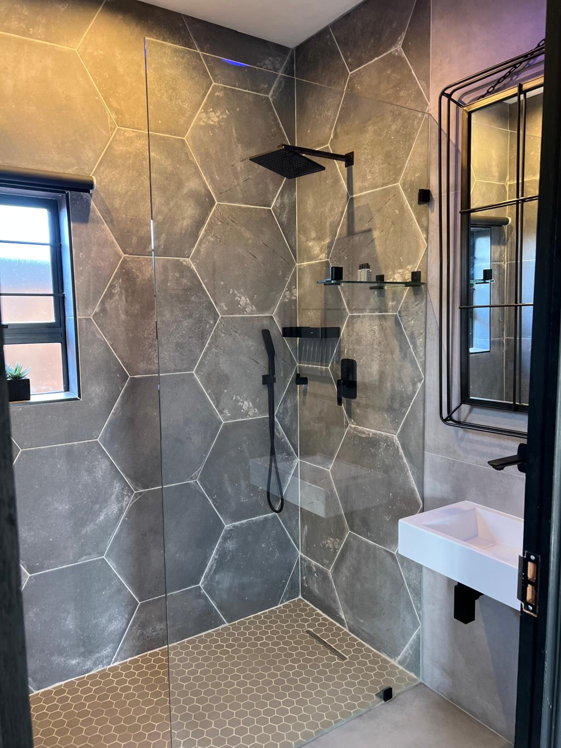 Deluxe Double Room with Shower - Photo 7