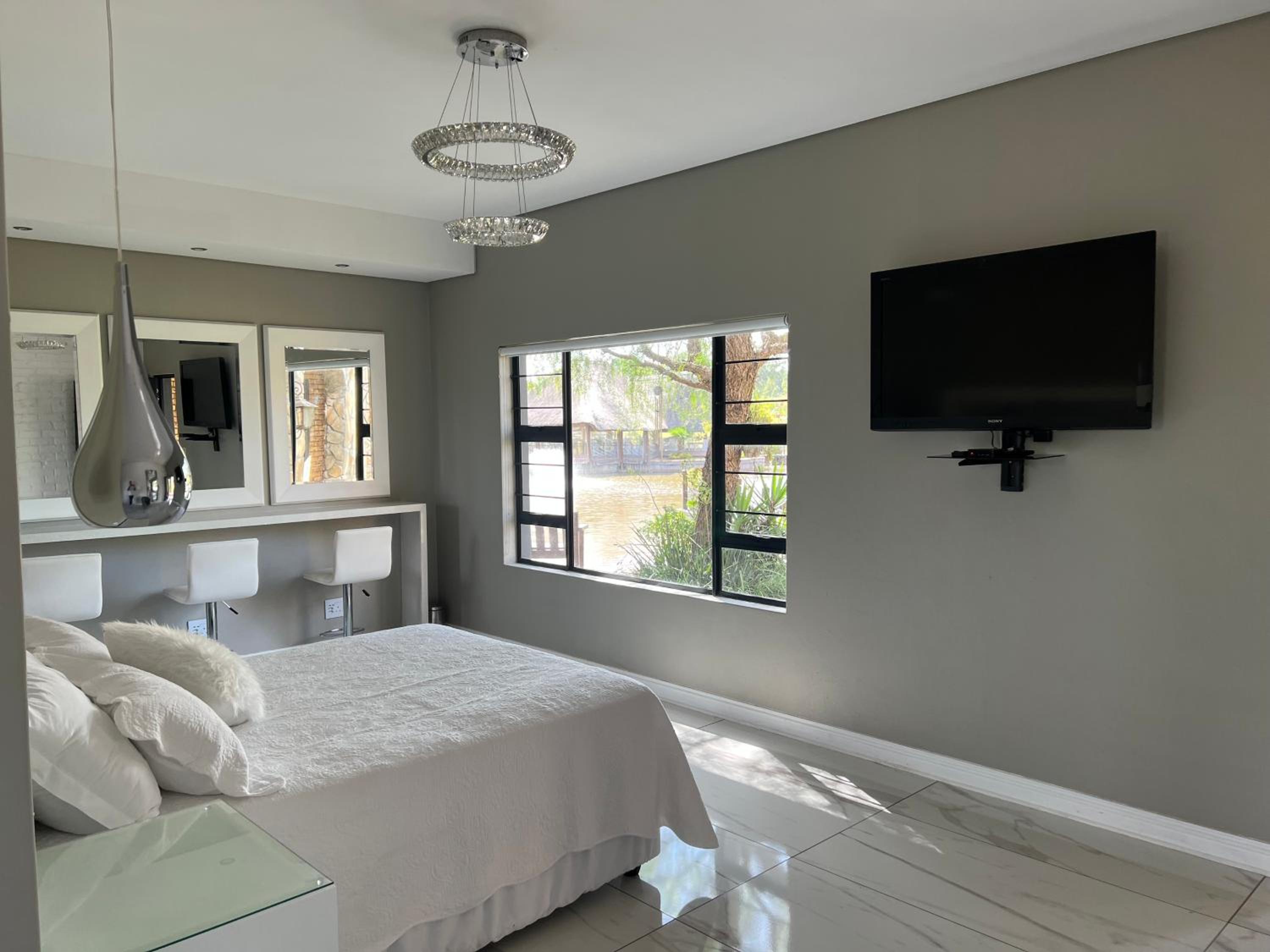 Double Room with Lake View - Photo 6