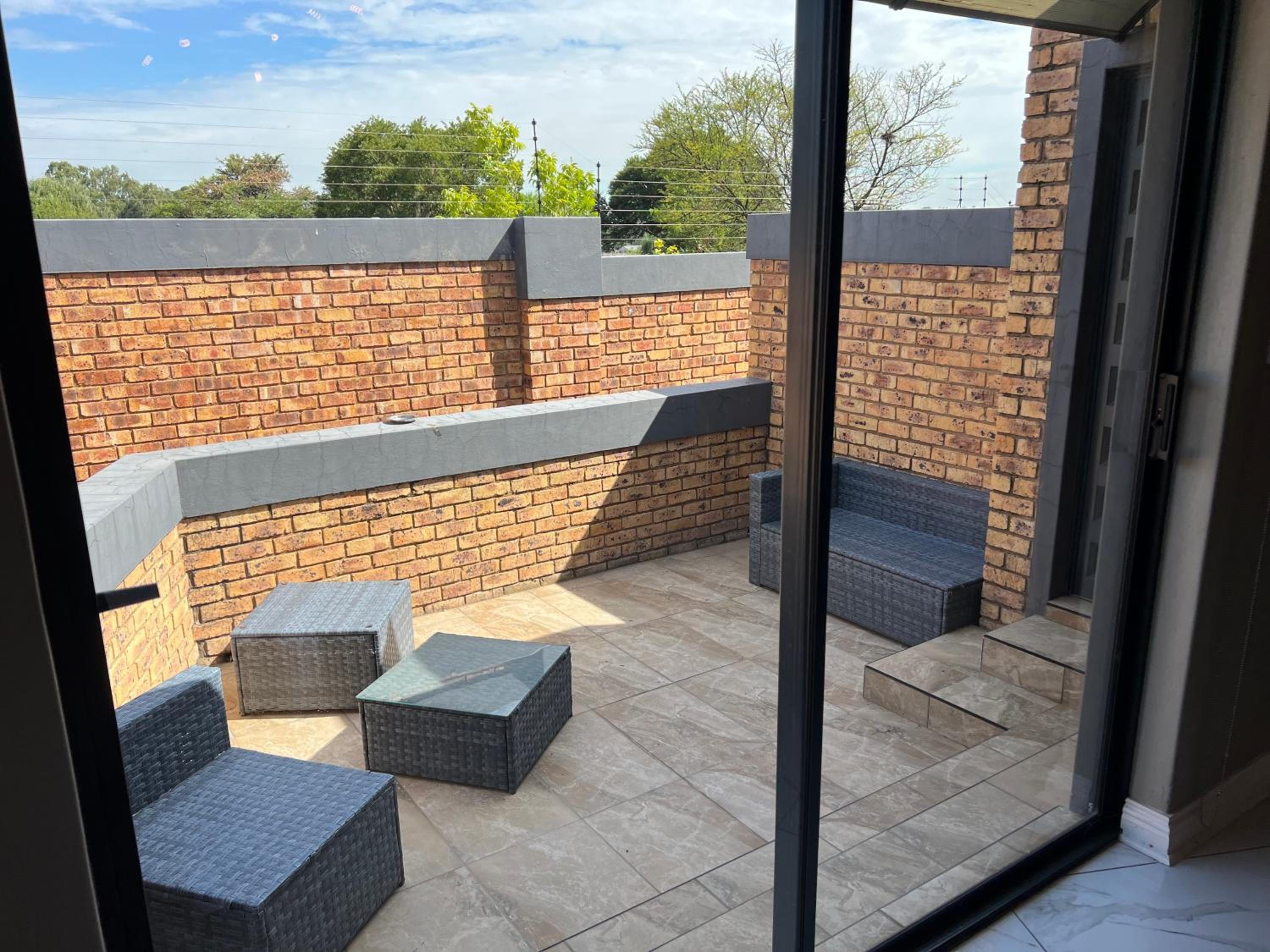Double Room with Lake View - Photo 8
