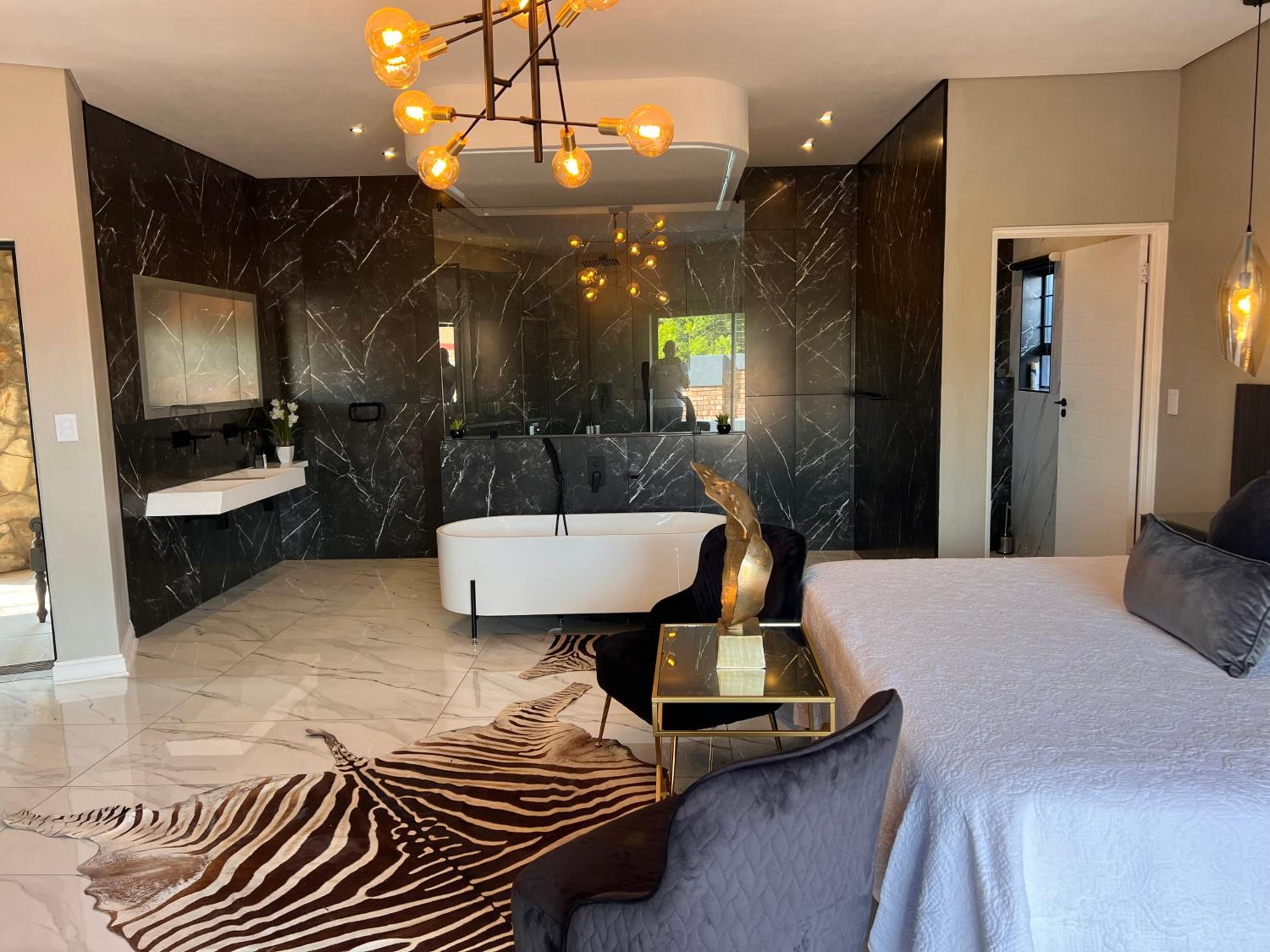 Superior King Room - Photo 3