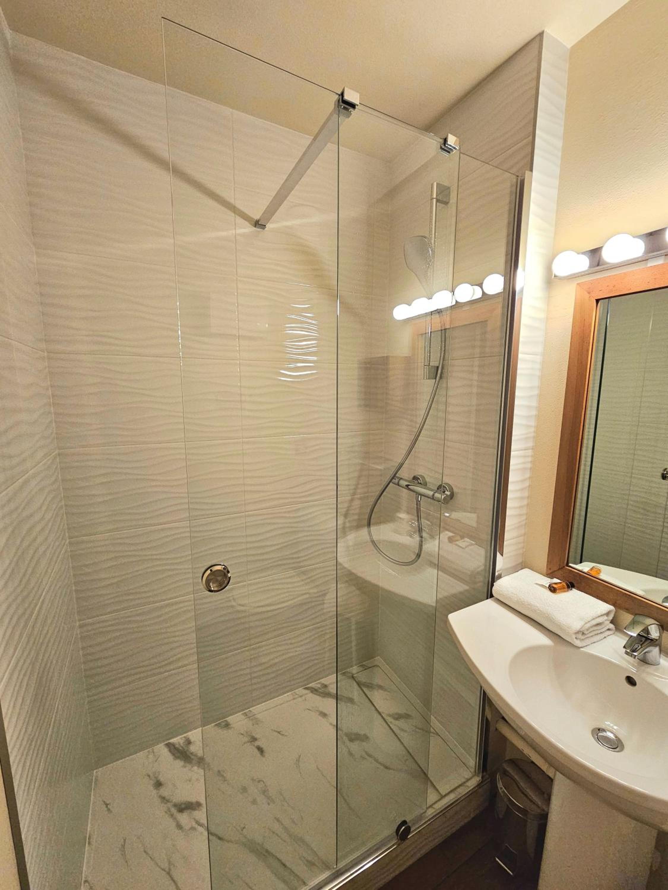 Double Room - Photo 6