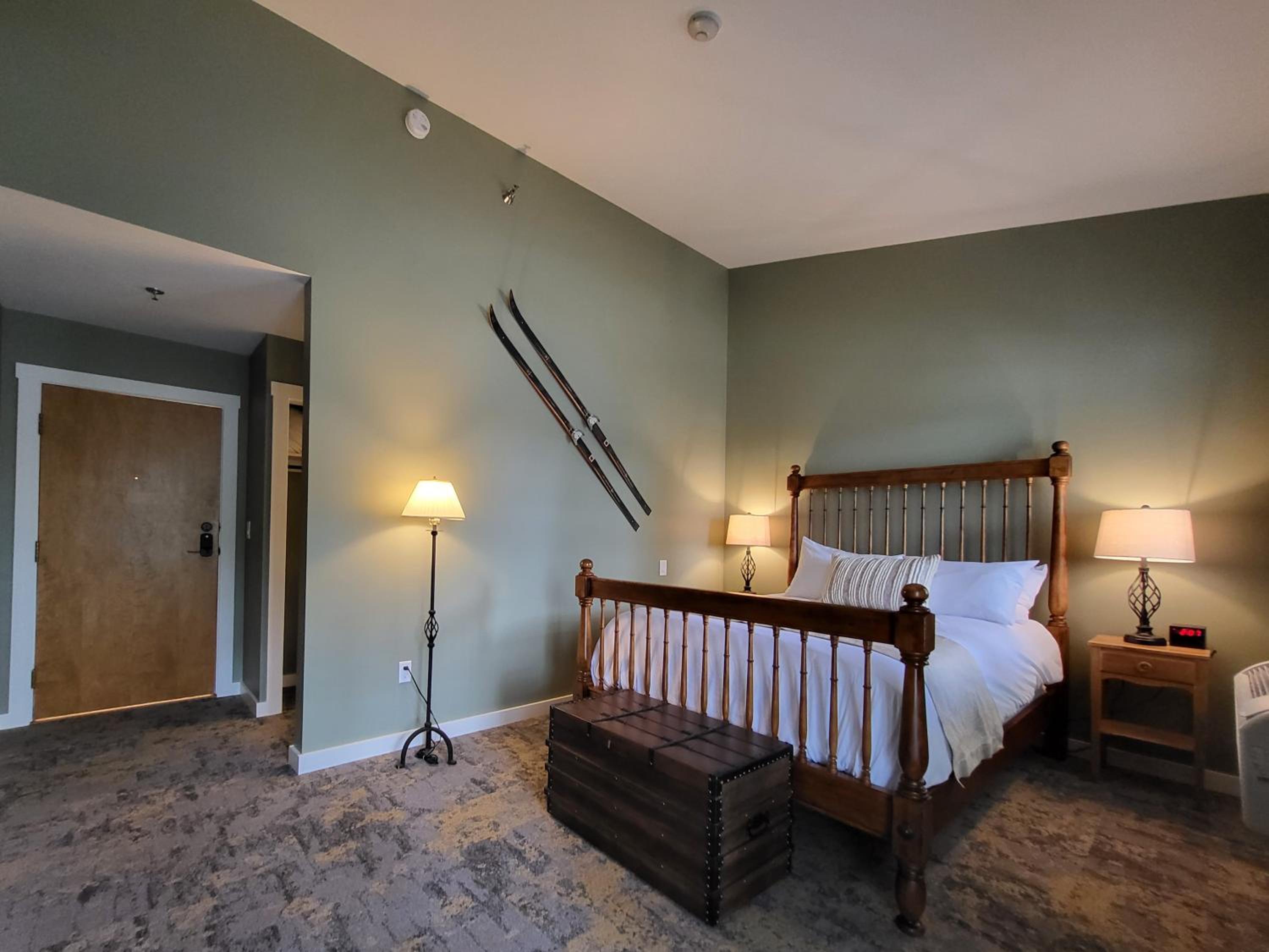 Queen Room with Balcony photo 2