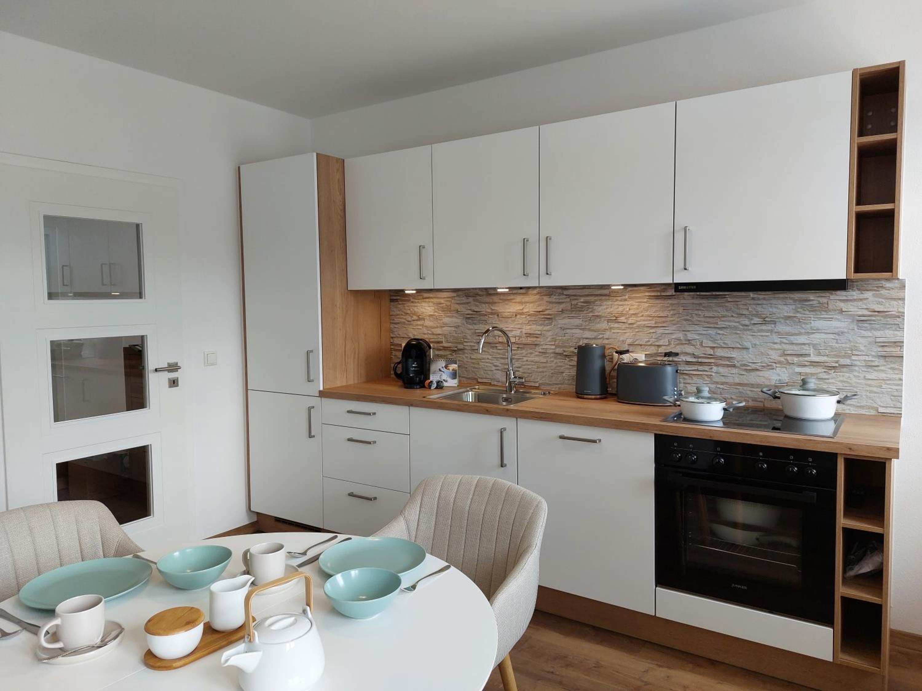 One-Bedroom Apartment with Balcony and Mountain View   photo 2