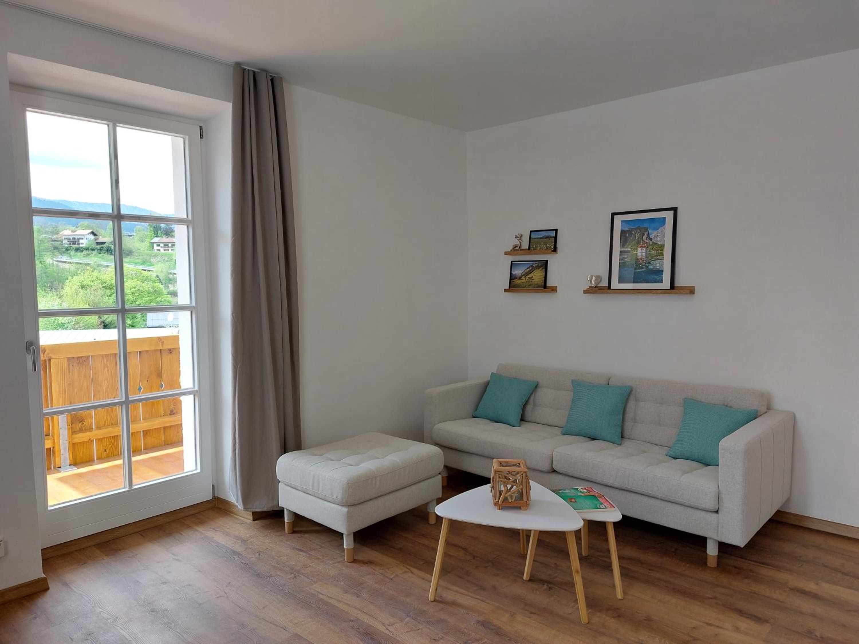 One-Bedroom Apartment with Balcony and Mountain View   photo 1