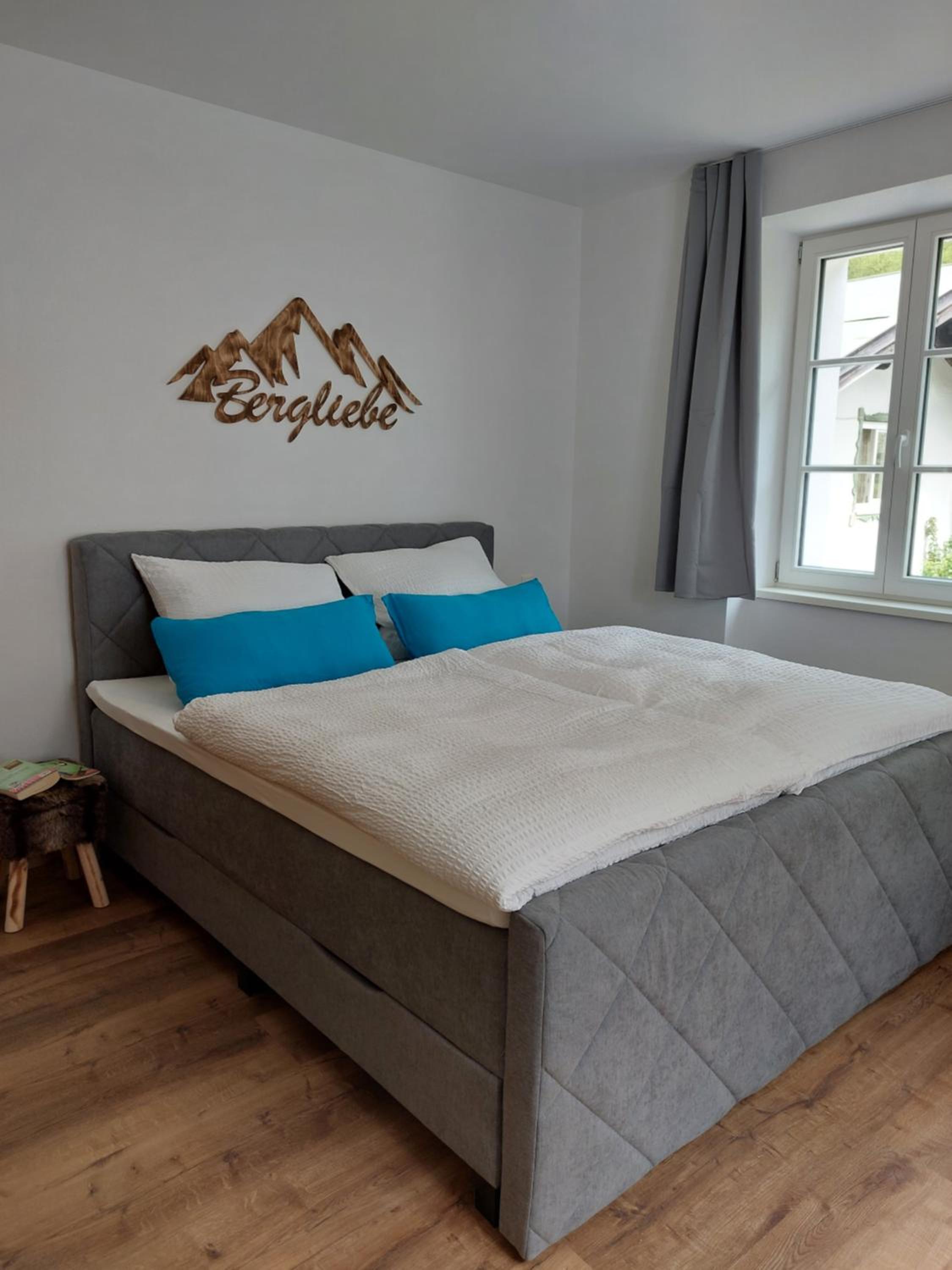 One-Bedroom Apartment with Balcony and Mountain View   photo 3