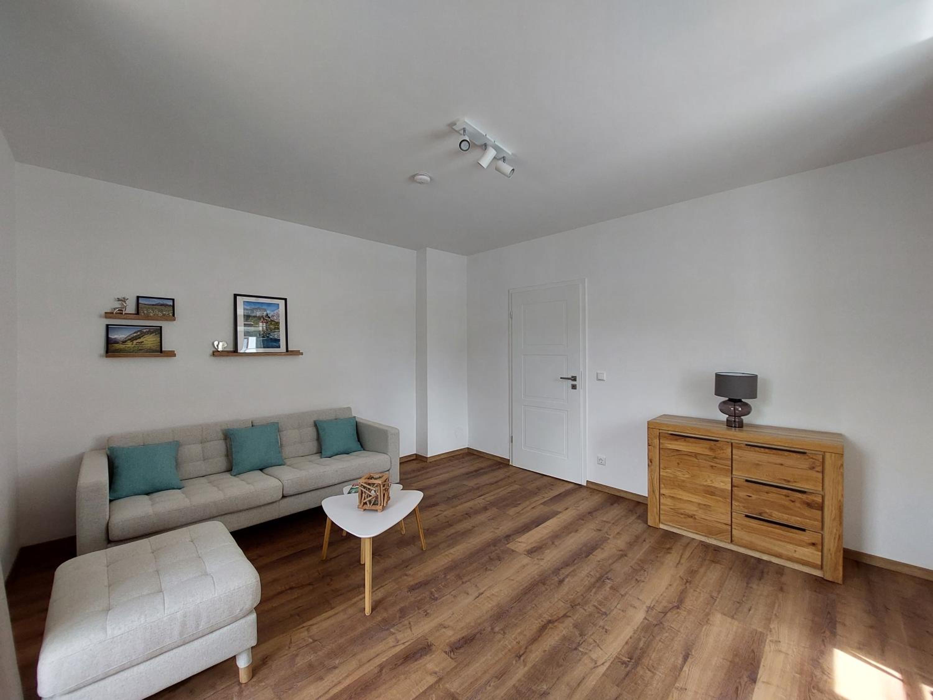 One-Bedroom Apartment with Balcony and Mountain View   photo 1