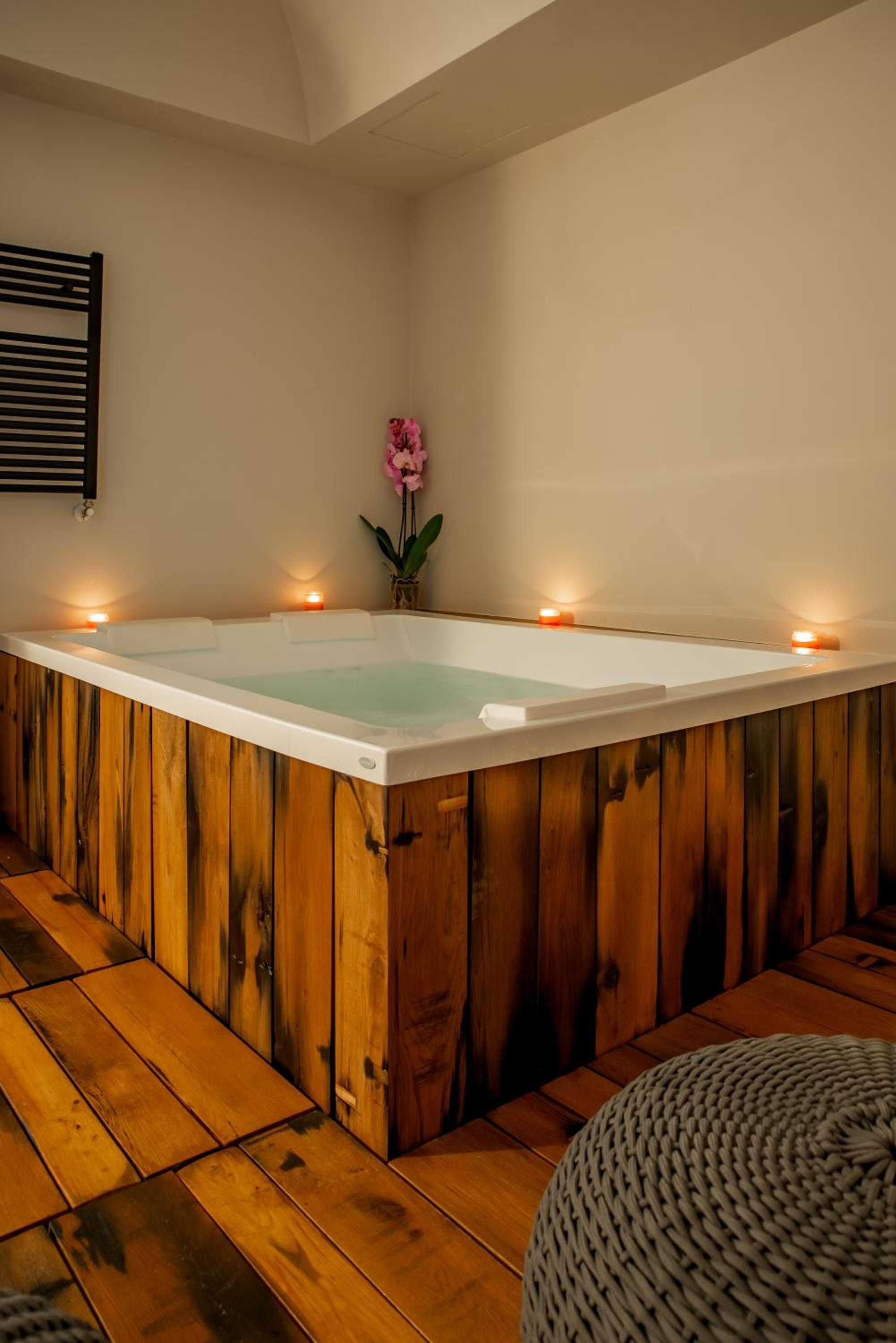 Deluxe Suite with Jacuzzi - Photo 12