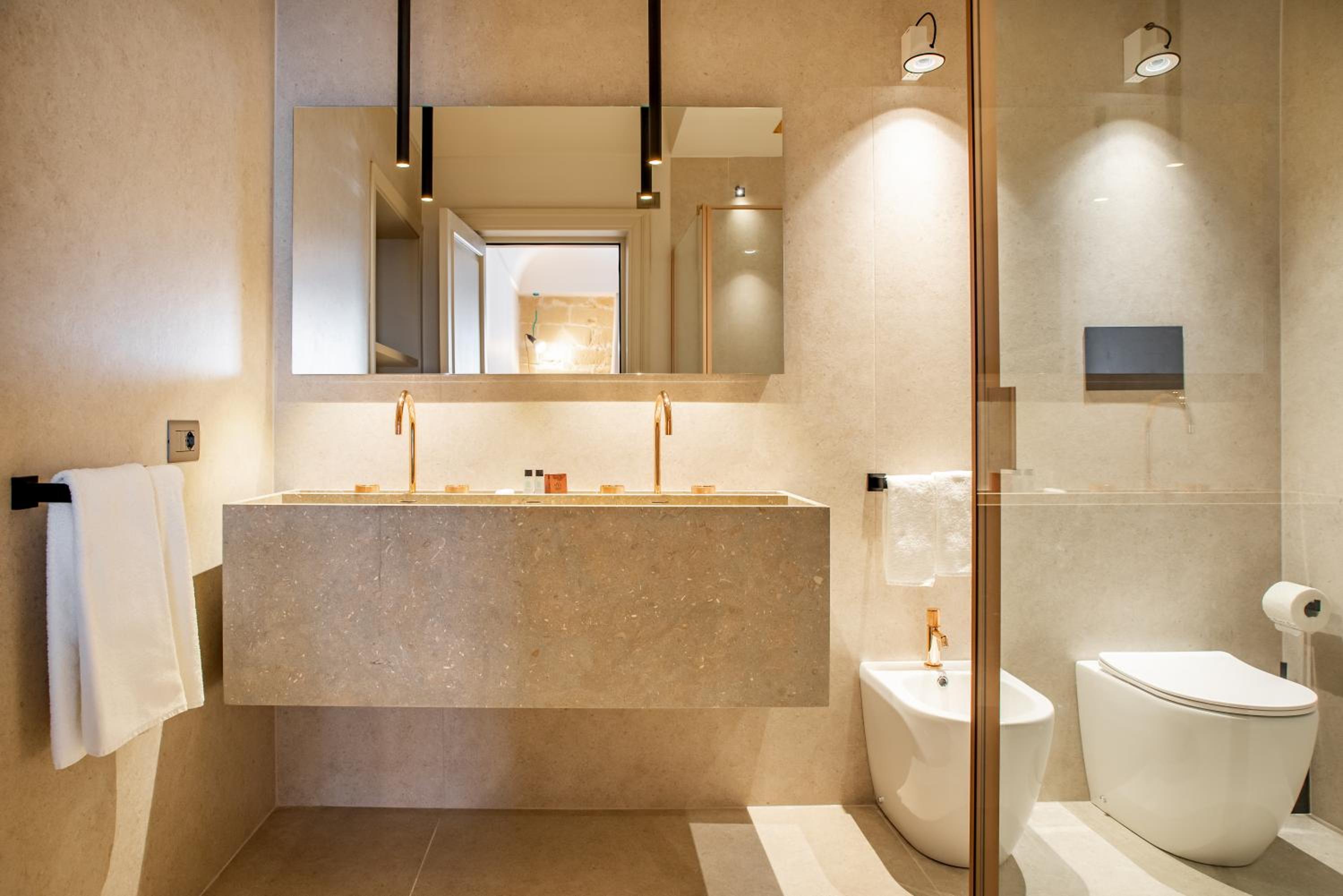 Deluxe Suite with Jacuzzi - Photo 7