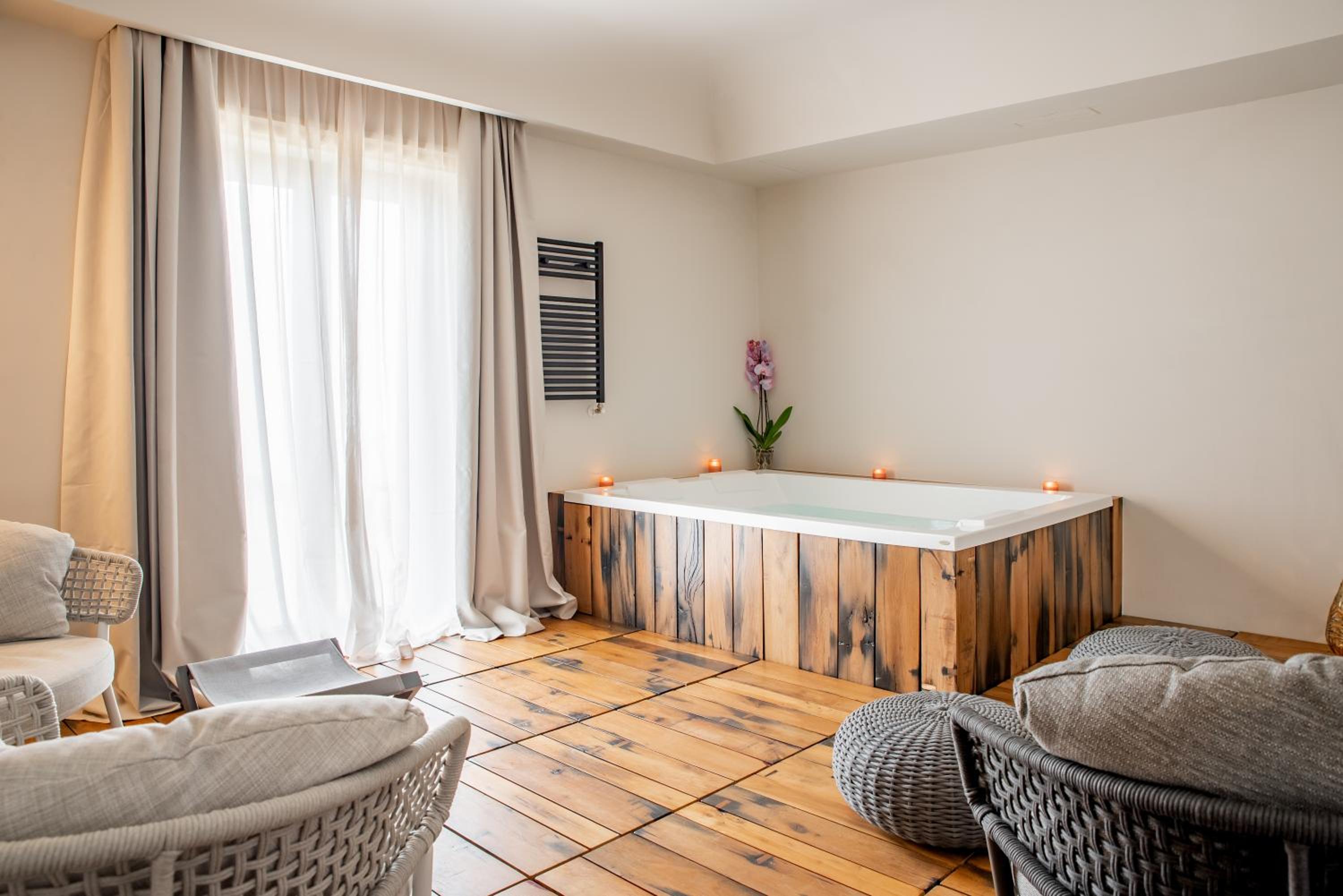 Deluxe Suite with Jacuzzi - Photo 8