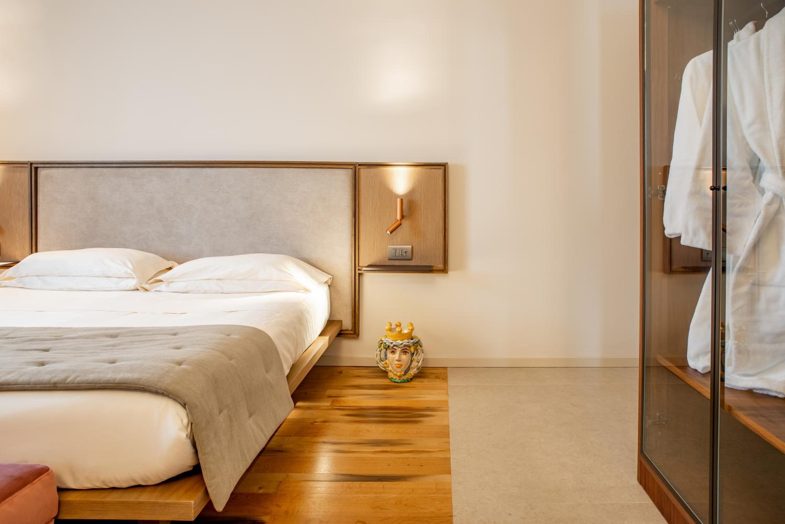 Deluxe Suite with Jacuzzi - Photo 13