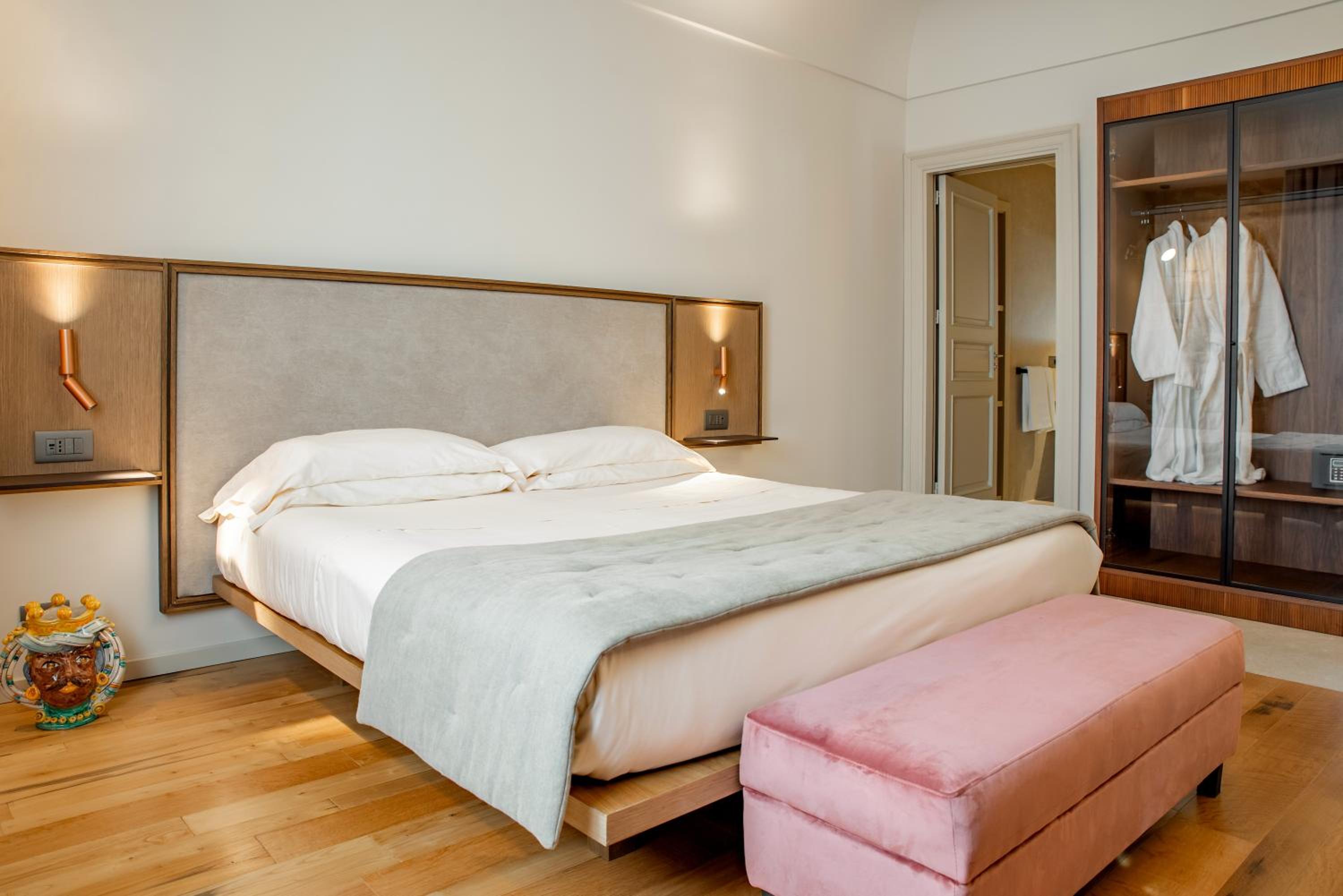 Deluxe Suite with Jacuzzi - Photo 14