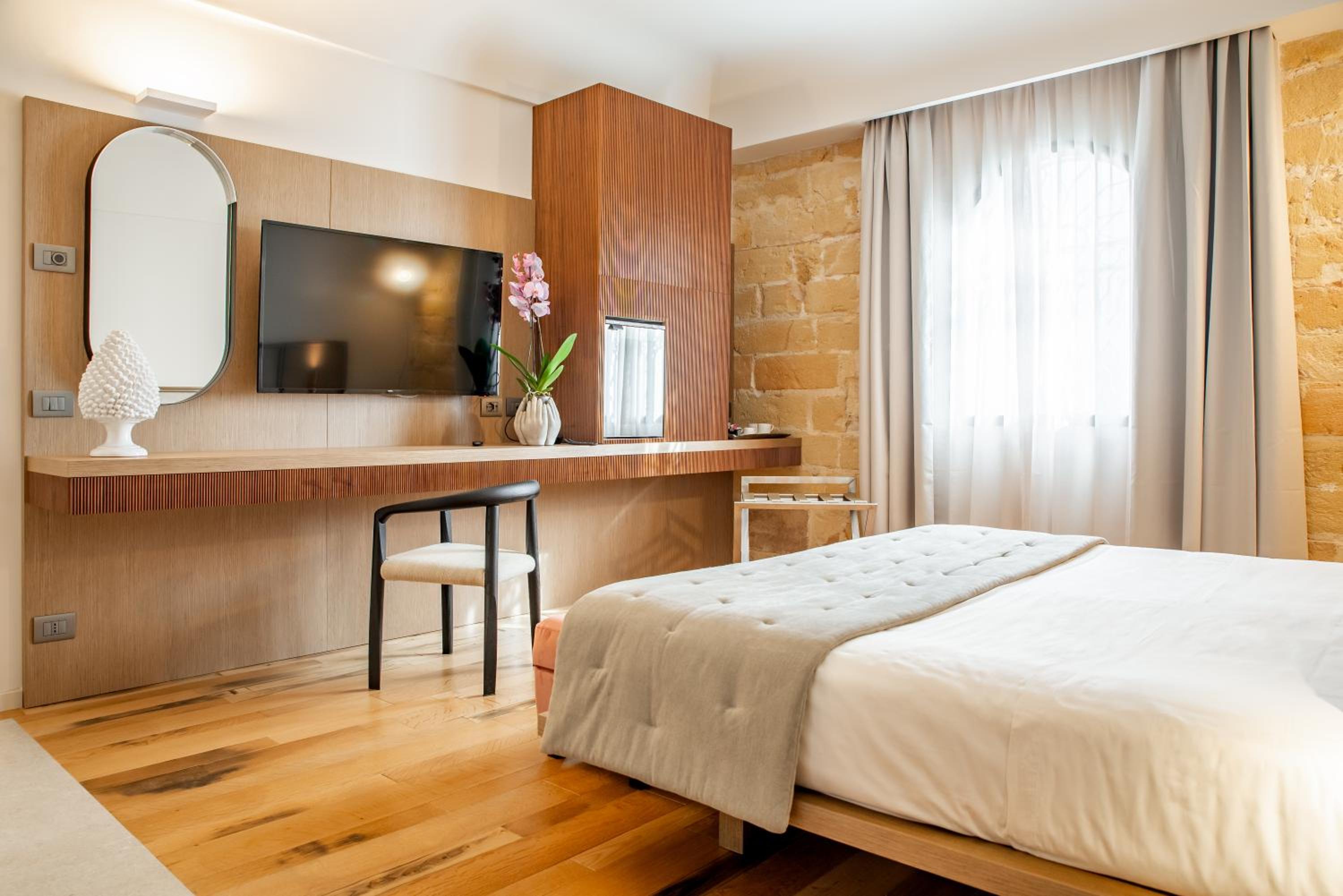 Deluxe Suite with Jacuzzi - Photo 15