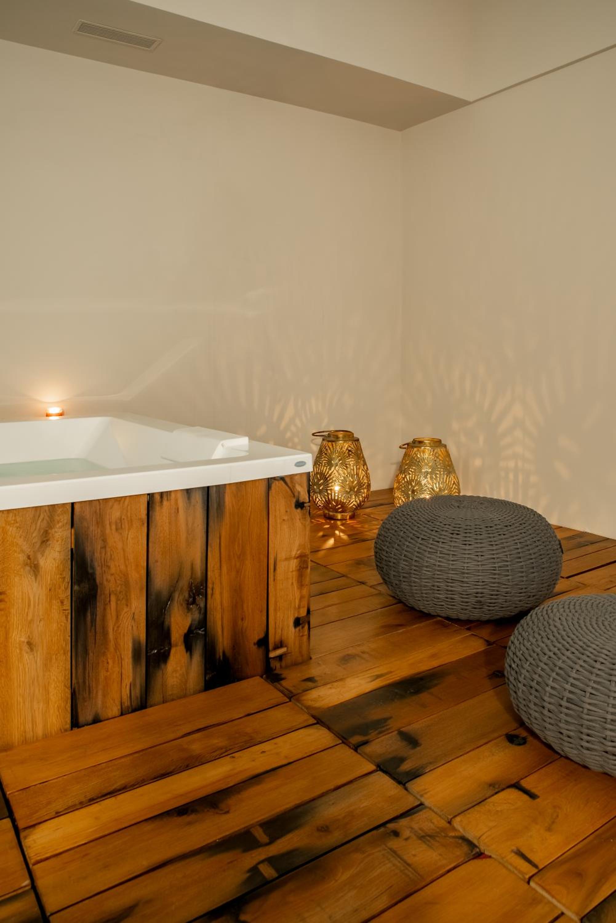 Deluxe Suite with Jacuzzi - Photo 16
