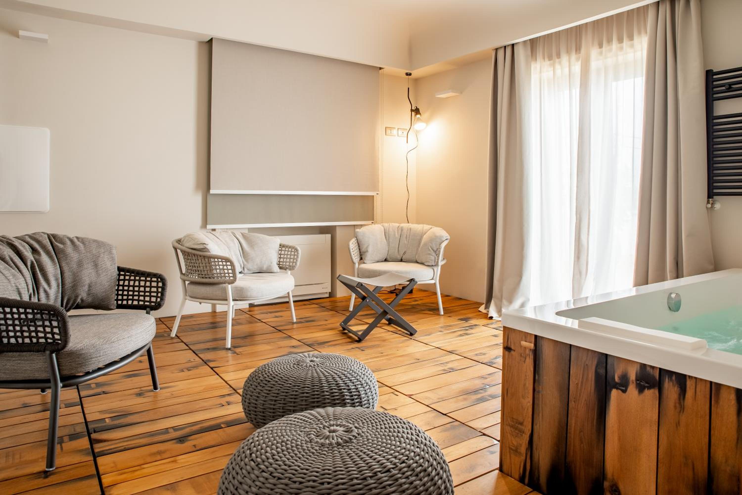 Deluxe Suite with Jacuzzi - Photo 4
