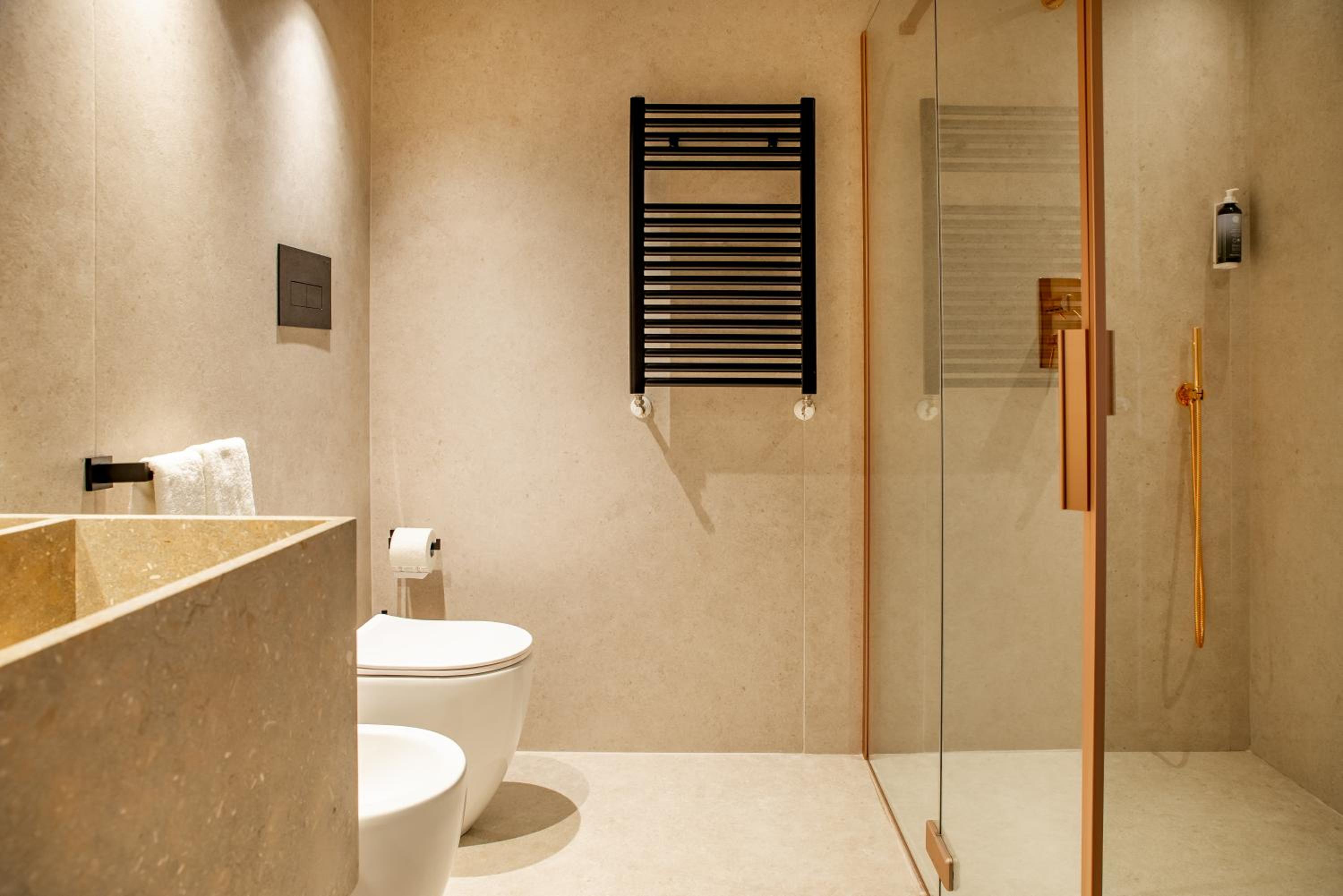 Deluxe Suite with Jacuzzi - Photo 3