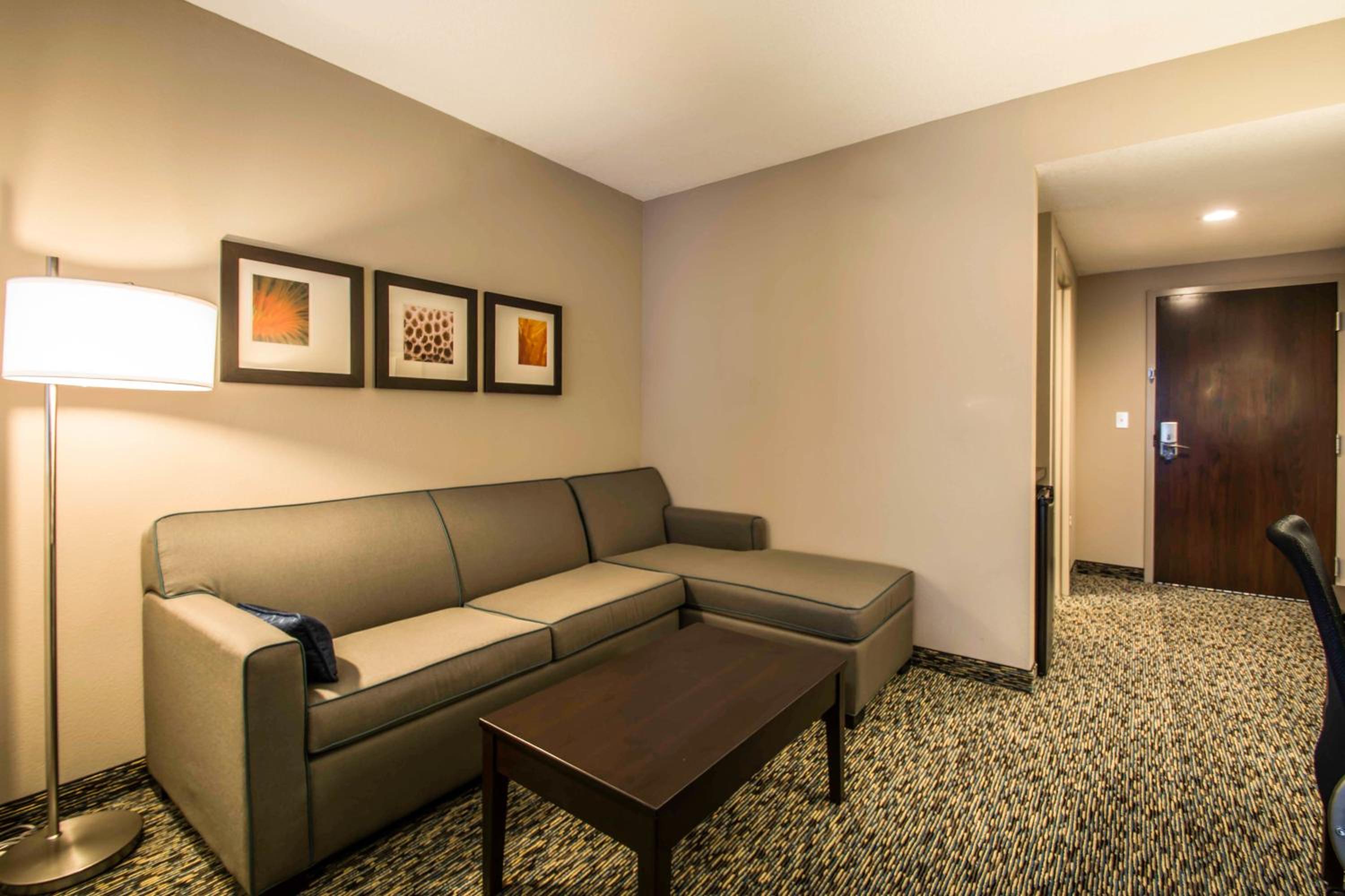 King Suite with Accessible Tub - Accessible/Non-Smoking photo 2