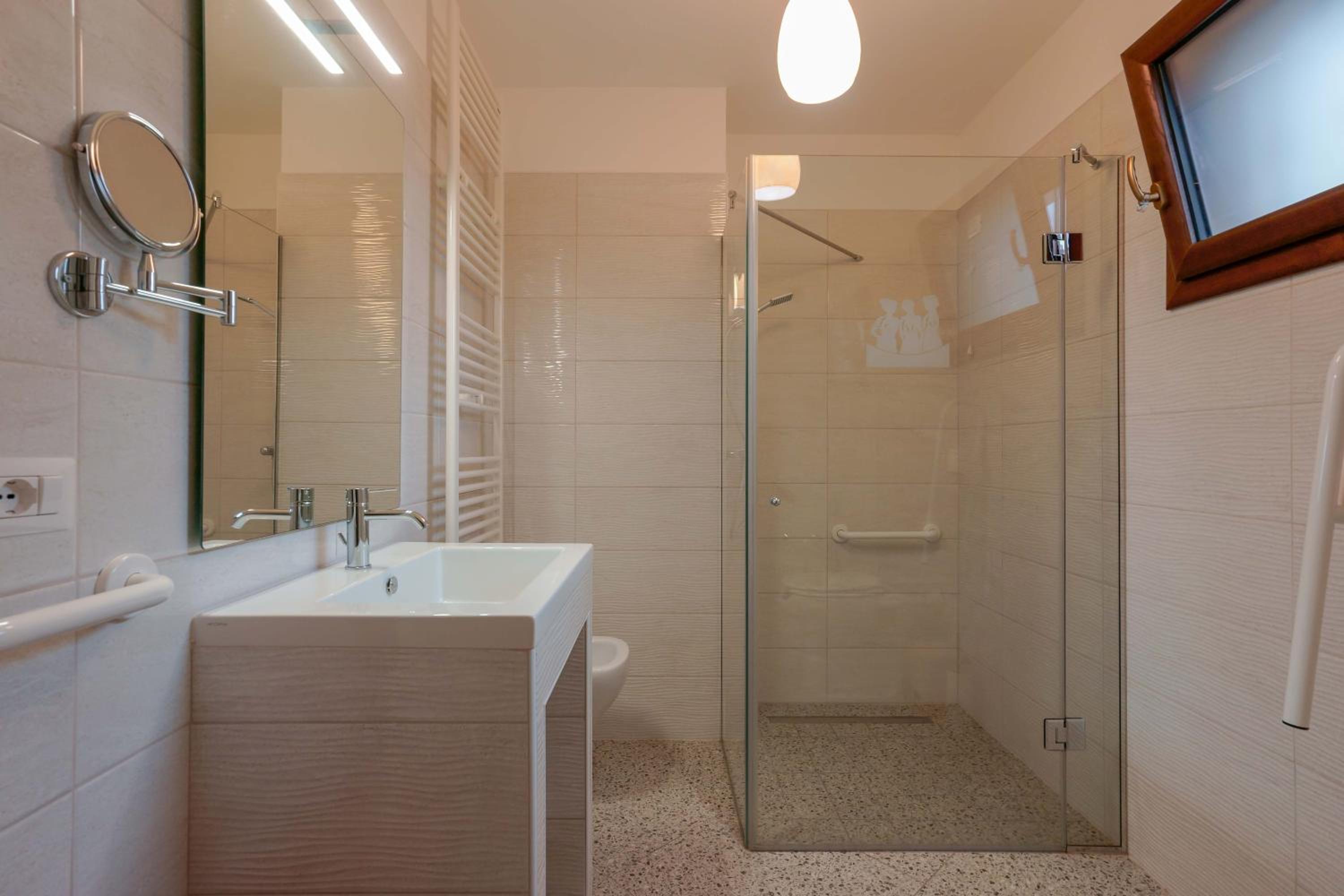Double Room - Disability Access photo 2