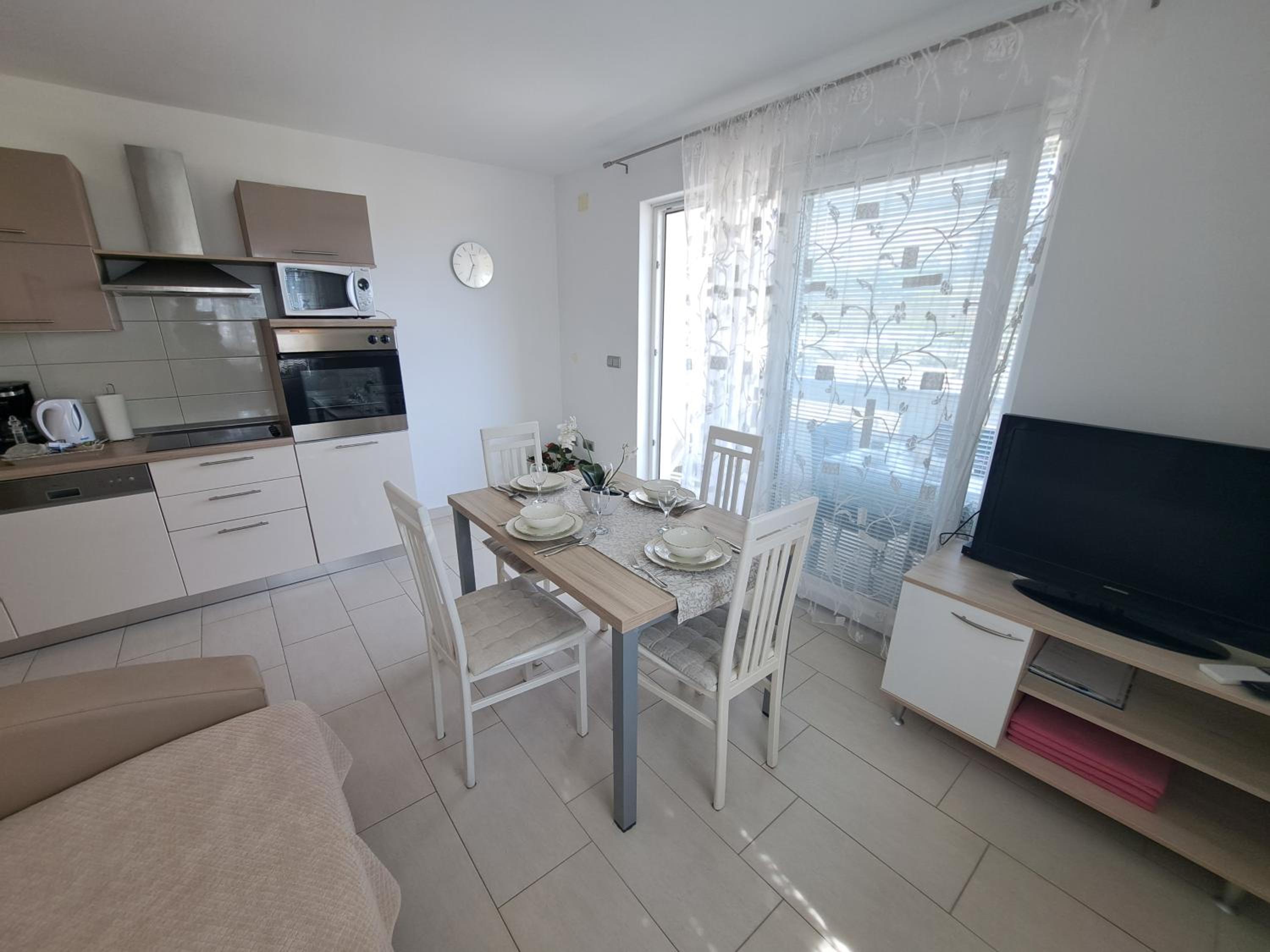 Two-Bedroom Apartment with Balcony and Sea View photo 2