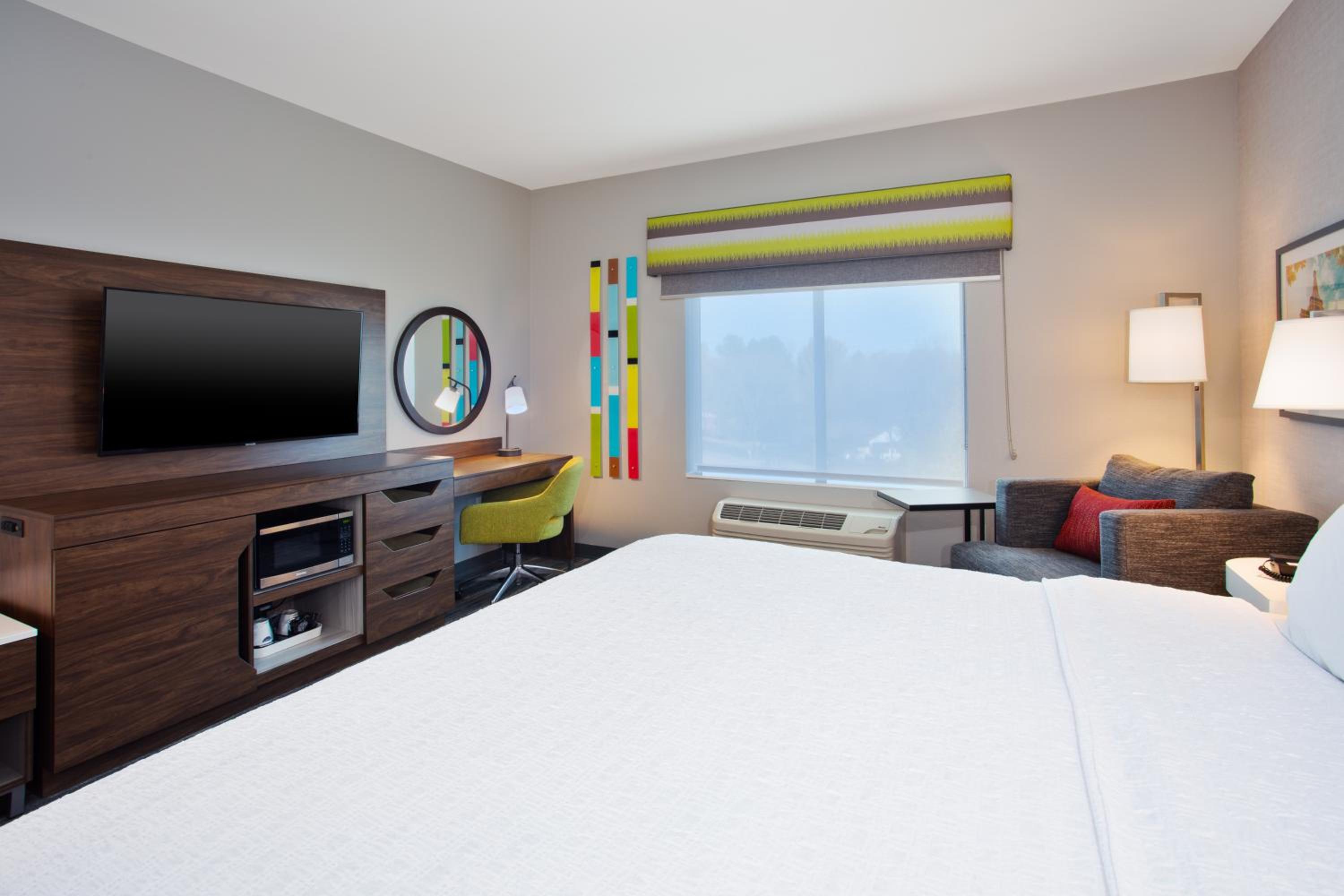 King Room with Microwave and Fridge - Photo 5
