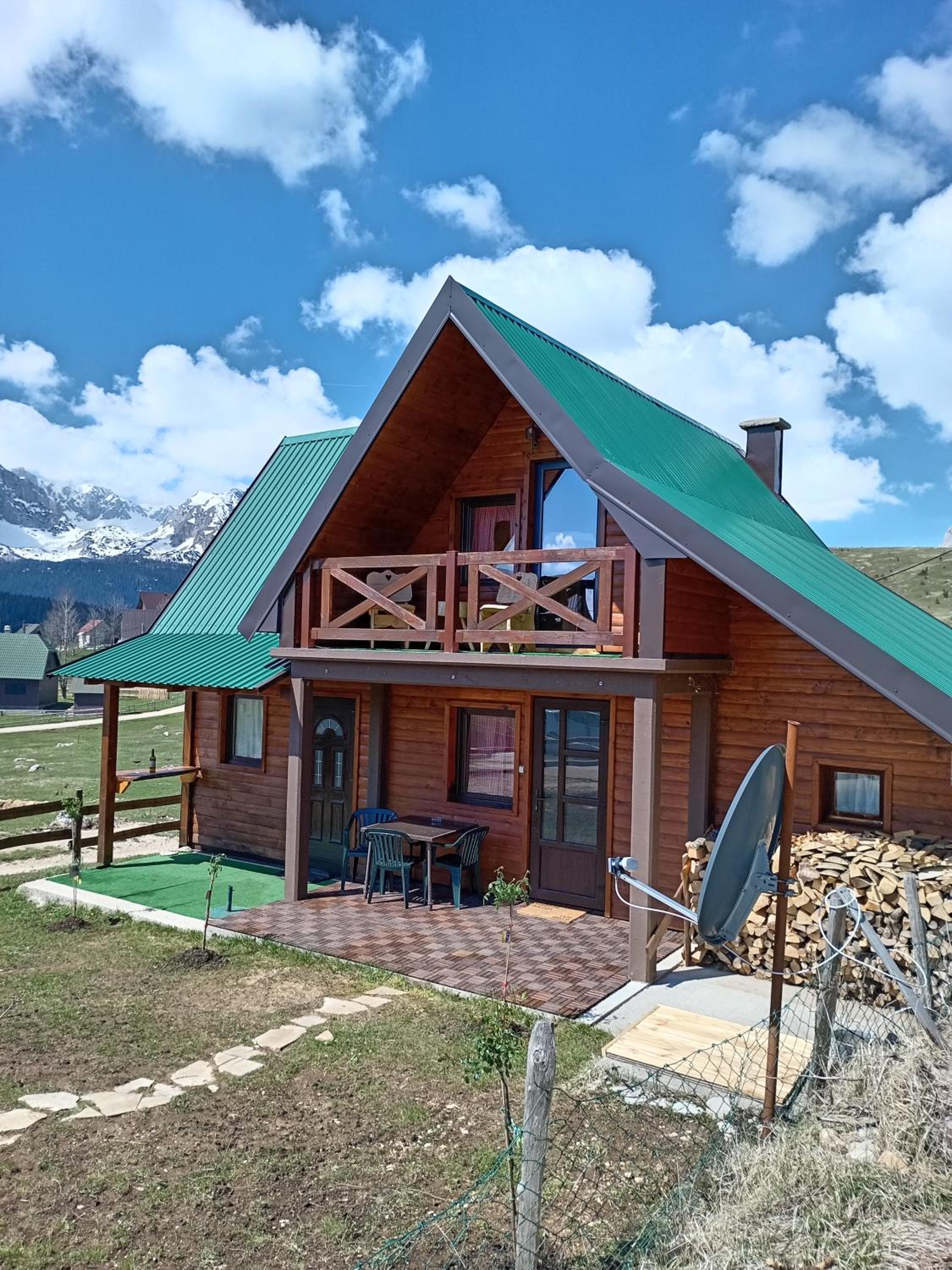 Cottage with Mountain View - Photo 3