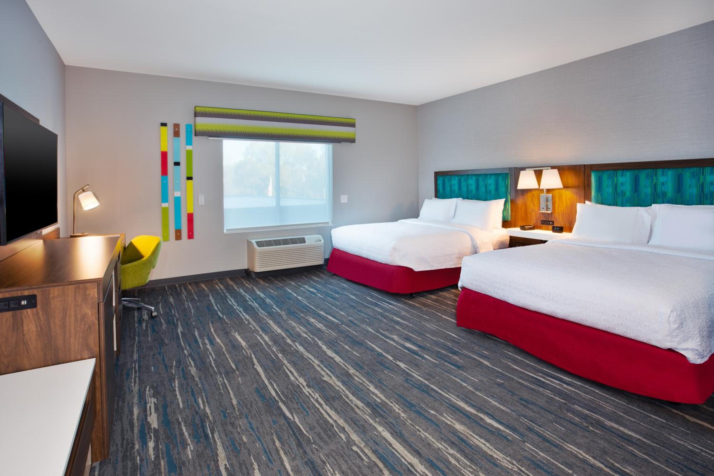 Queen Room with Two Queen Beds - Photo 2