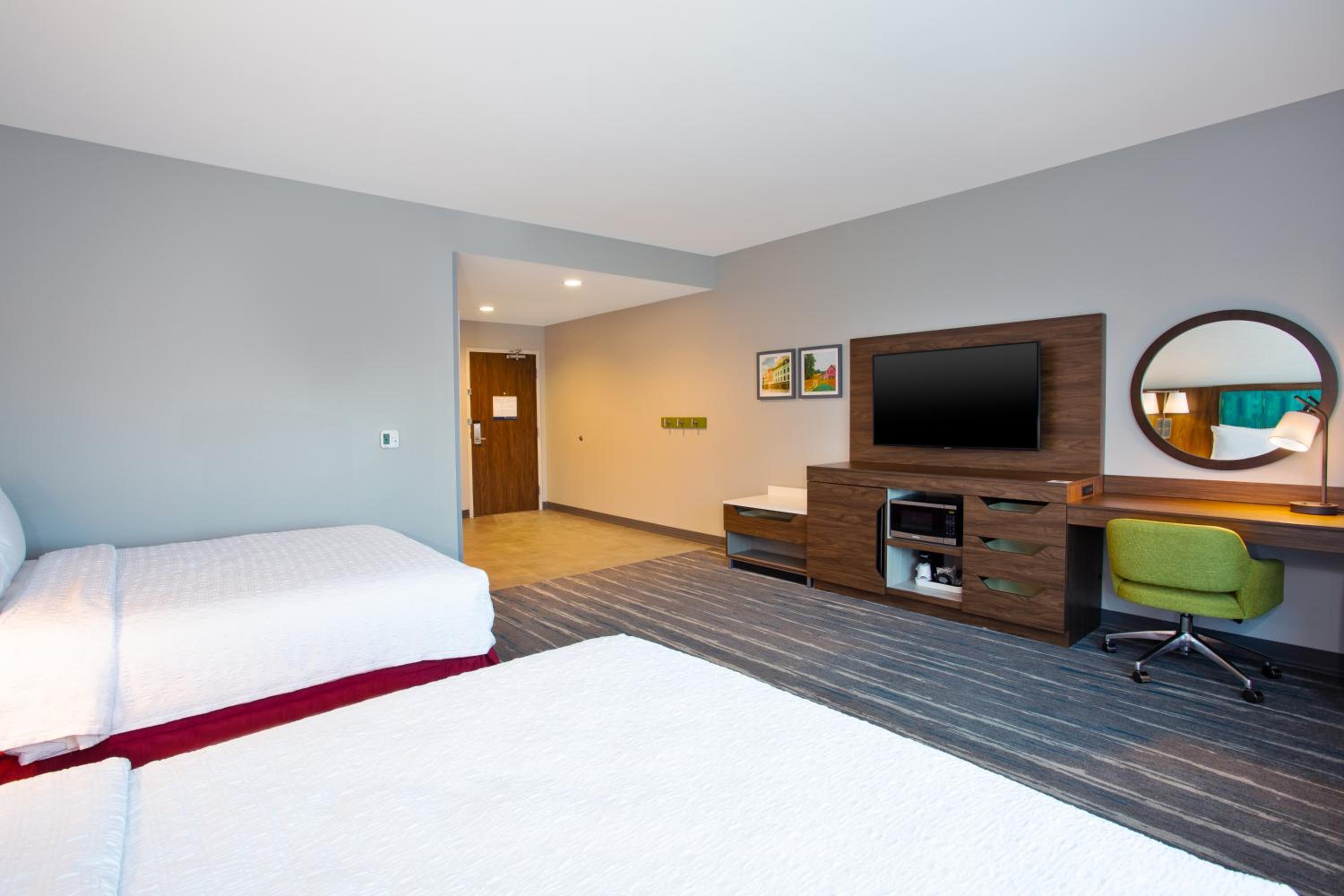 Queen Room with Two Queen Beds - Photo 5